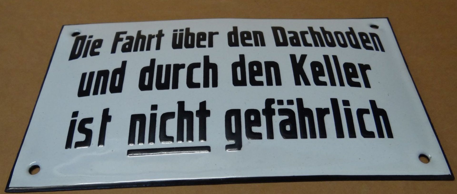 kl. Emaille-Schild, leicht gebogen, 12x20 cm, beschriftet "Die Fahrt über den Dachboden und durch - Bild 3 aus 4