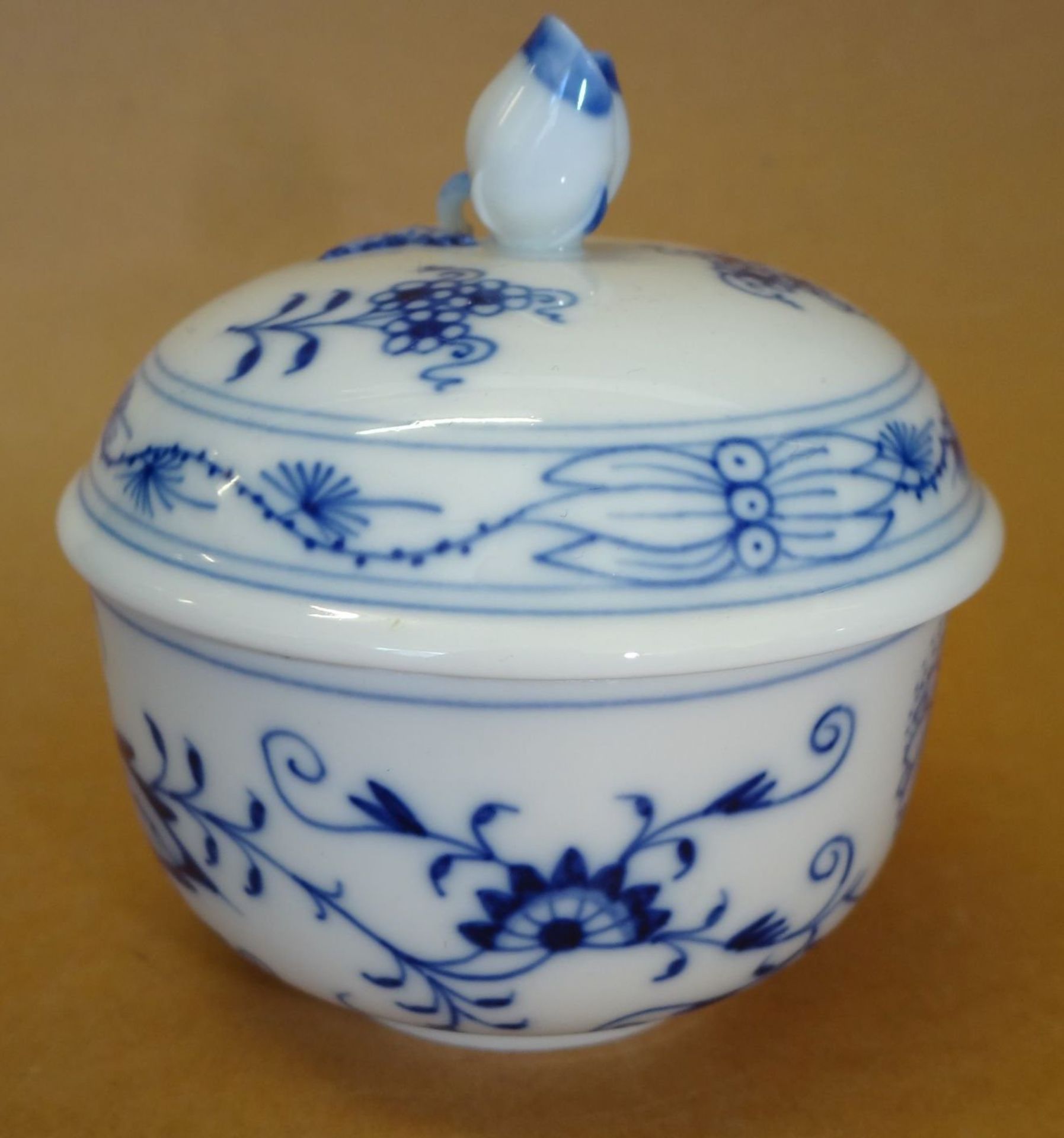 Deckeldose "Meissen" Zwiebelmuster, H-8 cm, D-8 cm, Schwertermarke, 1.Wahl