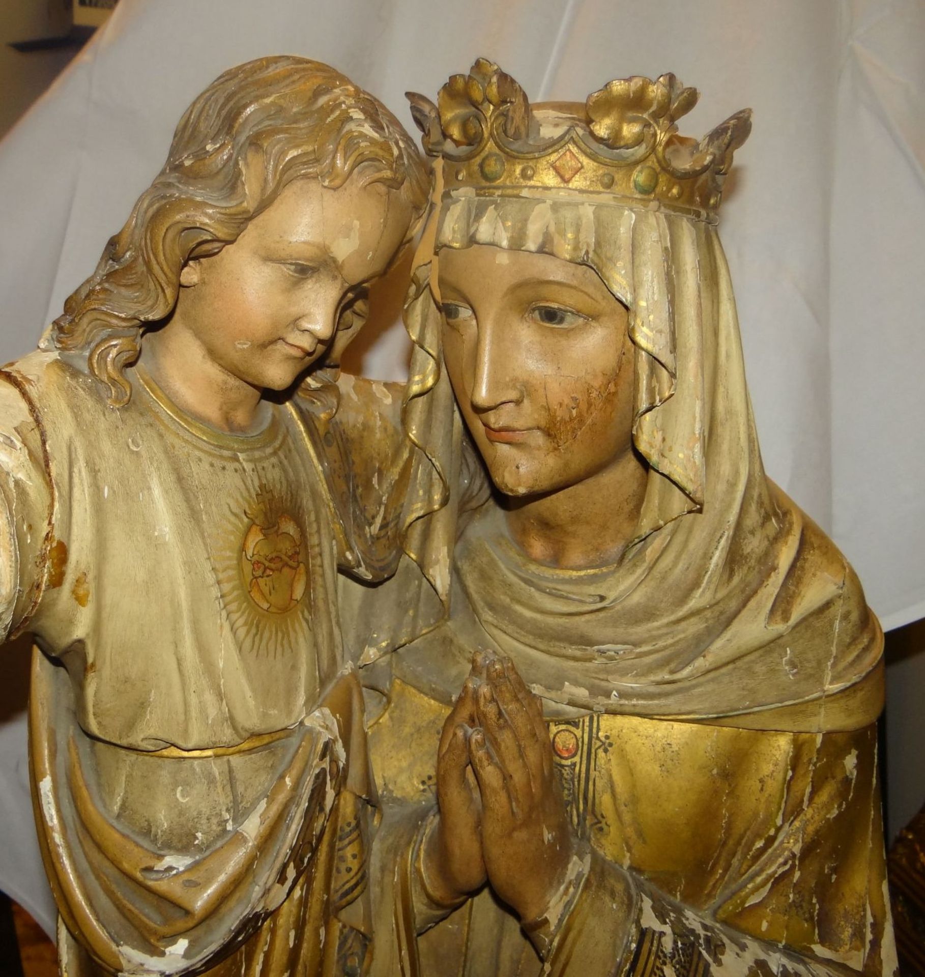 grosse sitzende Madonna mit Kind, wohl 17/18 Jhd., Holz mit Resten farbiger Fassung, H-108 cm, B- - Bild 5 aus 10