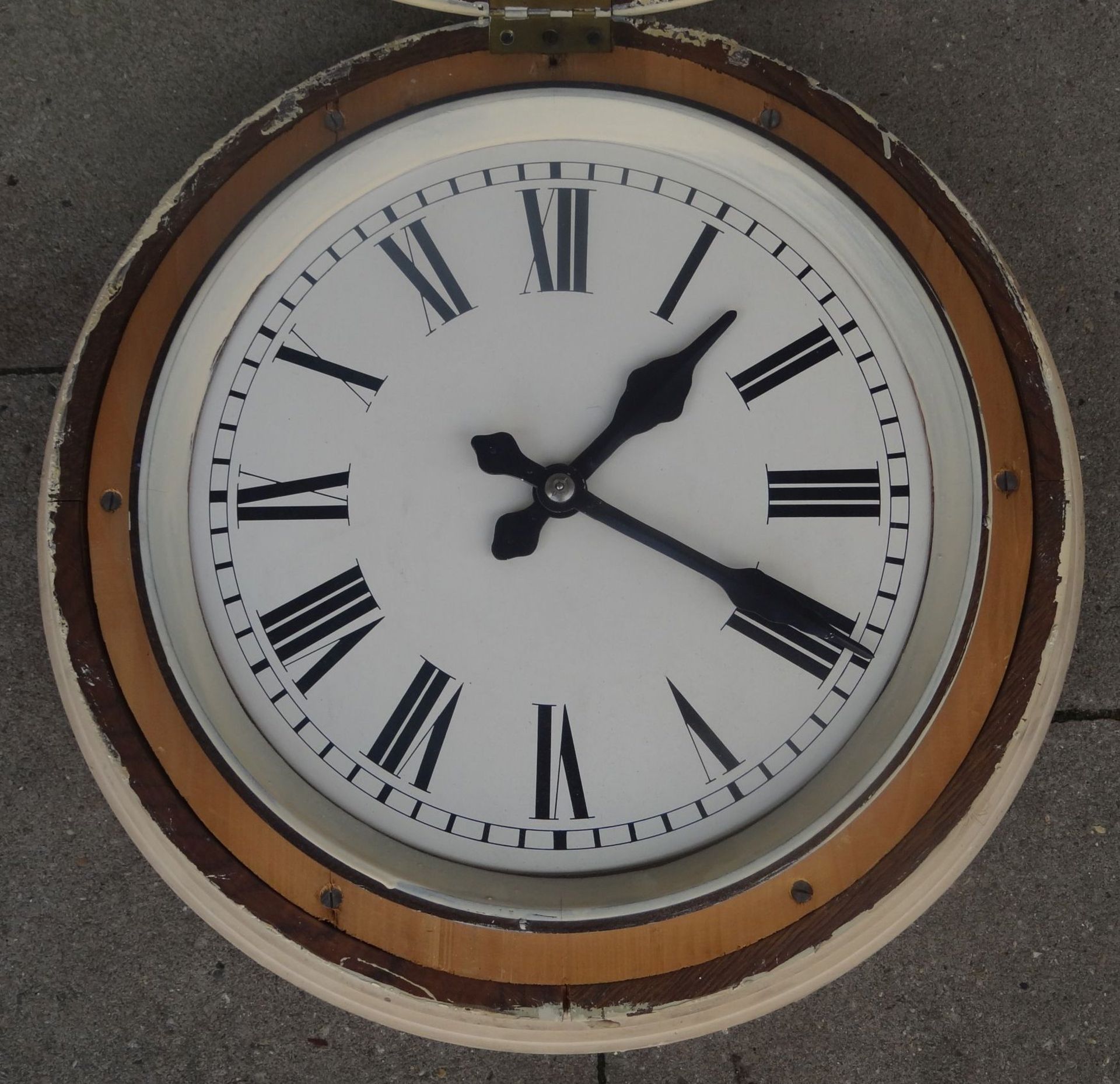 gr. runde elektrische Wanduhr,helles Holzgehäuse, weisses Ziffernblatt, D-48 cm, Funktion nicht - Bild 3 aus 7