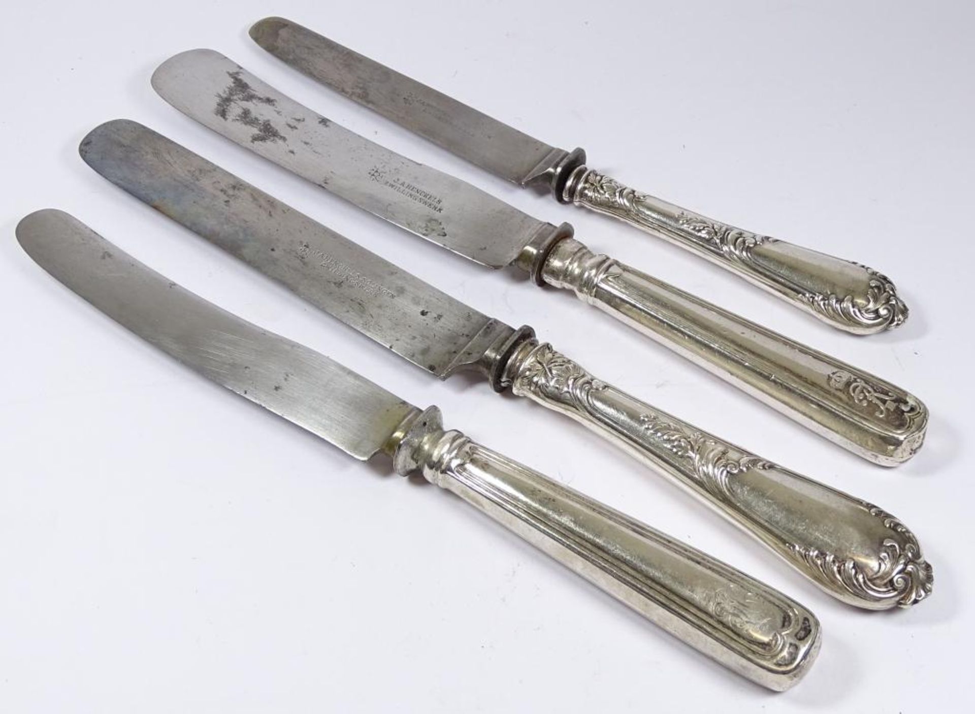 4x div. gr.Messer mit Silbergriffen,L- 22-27cm,Gebrauchsspuren