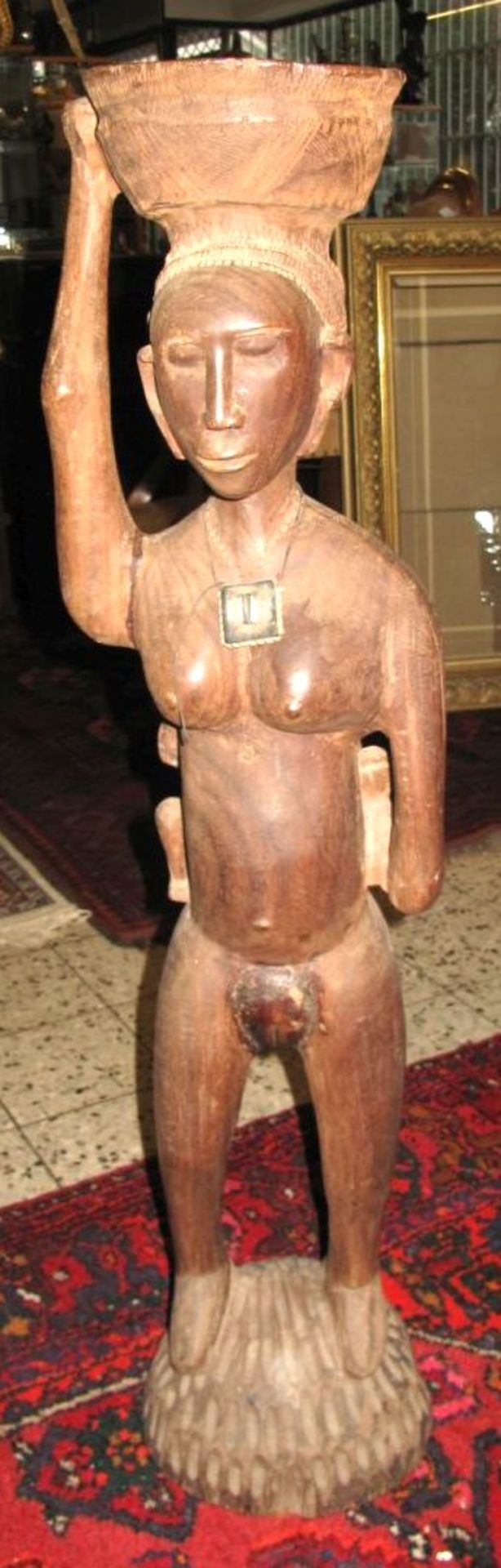 hohe schwere afrik. Standfigur, Holz beschnitzt, älter, H-ca. 107cm.