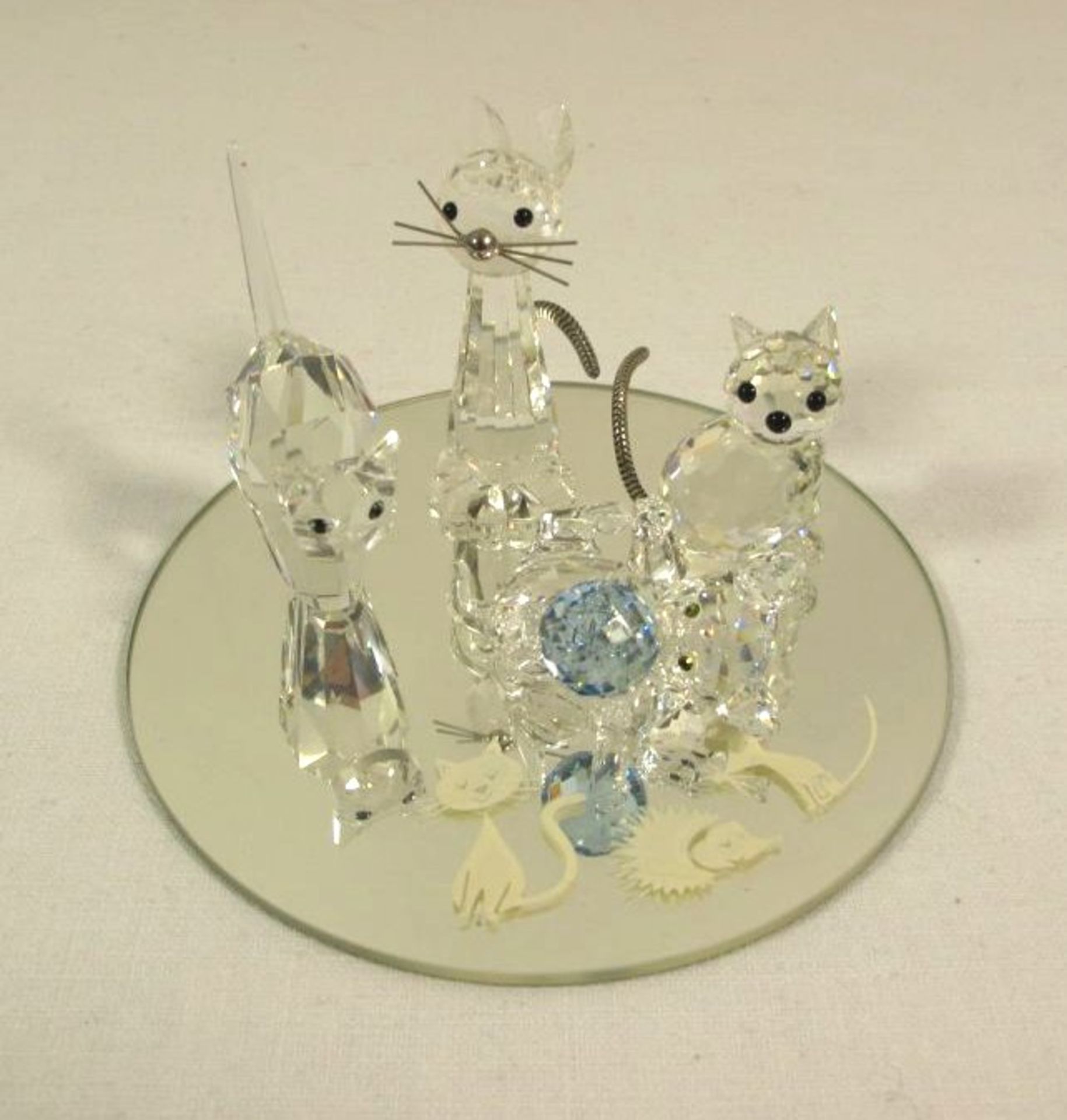 4x div.Katzenfiguren von Swarovski auf Spiegelteller, ca. H-6cm.