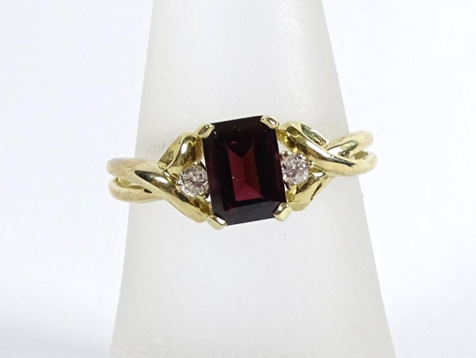 Goldring 375/000 mit Granat und Diamanten,RG 53/54 2,5 Gramm,Juweliersauflösung-Ungetragene Ware /