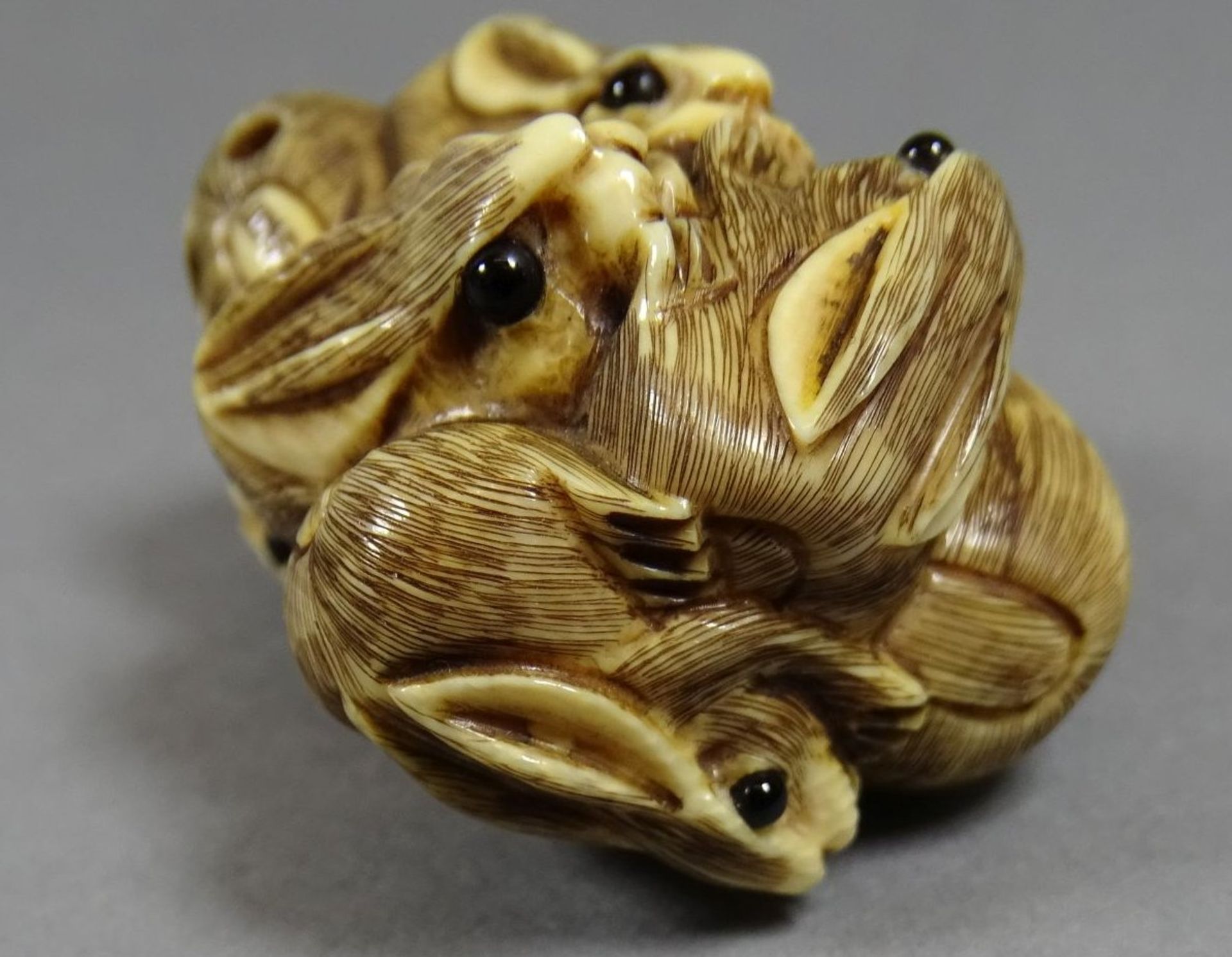 Netsuke, viele Hasen, Elfenbeinschnitzerei signiert, 19.Jhd, L-4,2 cm - Bild 4 aus 7