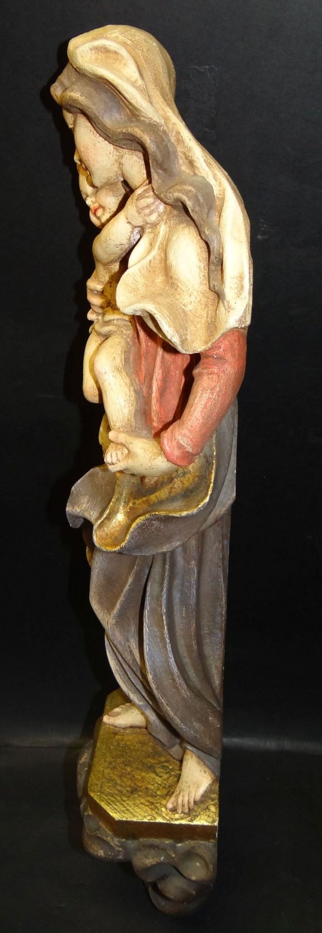 Wandfigur, Madonna mit Kind, wohl Pressholz, farbig gefasst, H-64 cm - Bild 4 aus 6