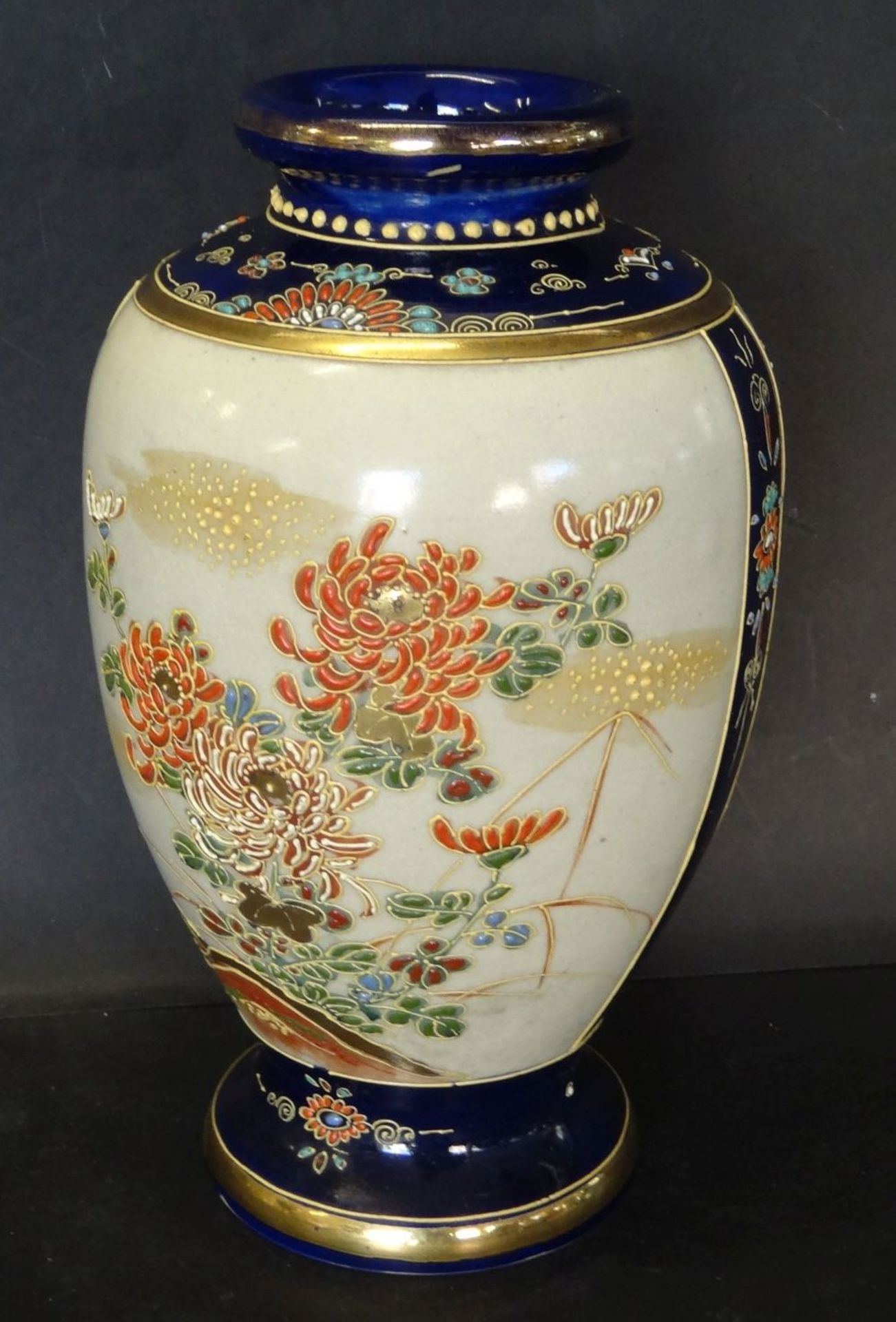 Vase, China, aufwendig bemalt, Gold/Emaille, H-24 cm - Bild 2 aus 5