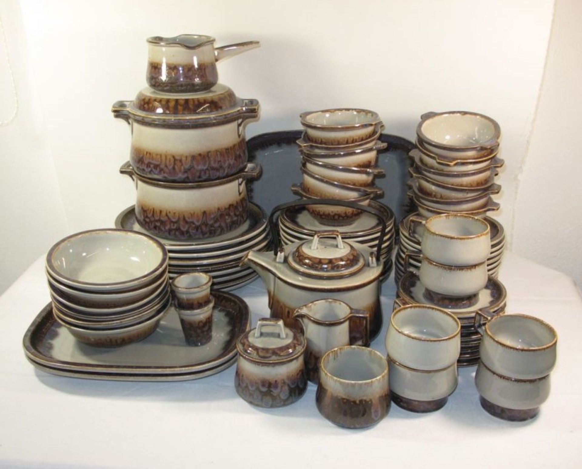 74 Serviceteile "Bing und Gröndahl Stoneware", Laufglasur, 6x Tassen, Milchkännchen, ovale Platte