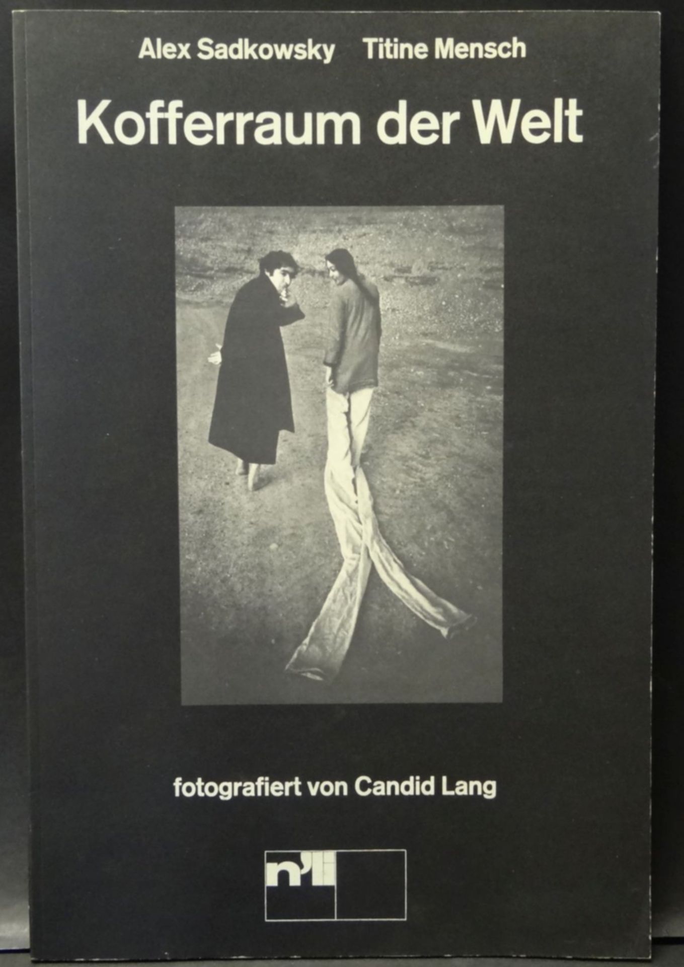 "Kofferraum der Welt" fotografiert von Candid LANG (1930-2006), mit einer Single anbei, 1971, in