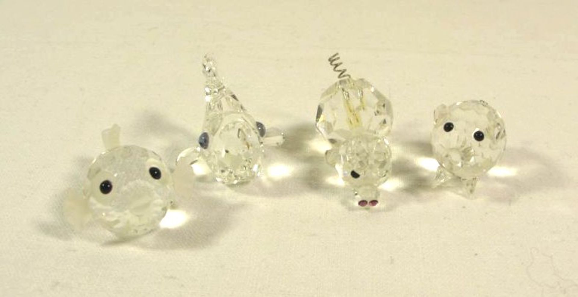 je 2 Fische und Schweinchen, Swarovski, ca. H-3cm.