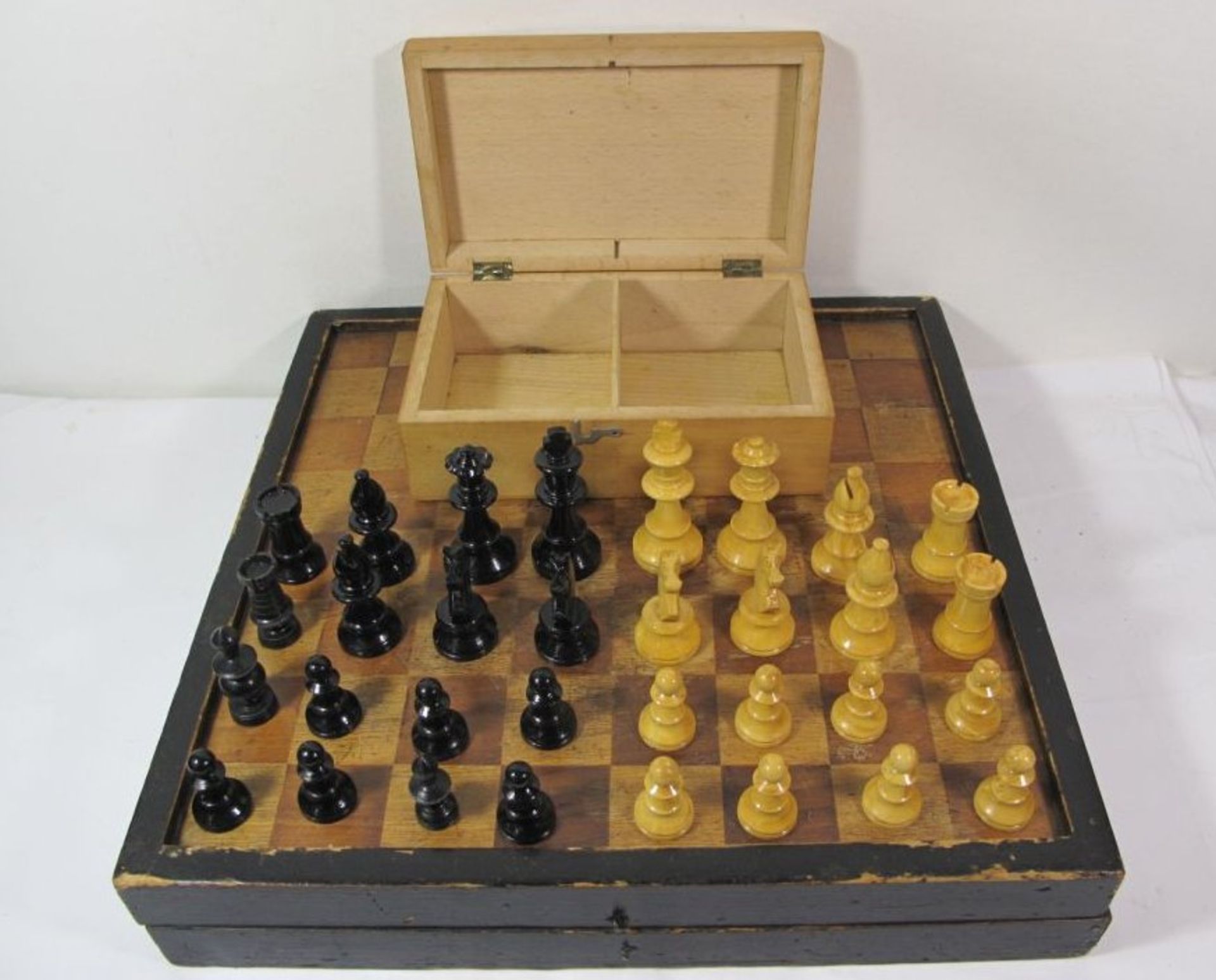 Spielekasten, älter, Schach mit Figuren, Backgammon und Mühle, Figuren ca. H-6,5cm