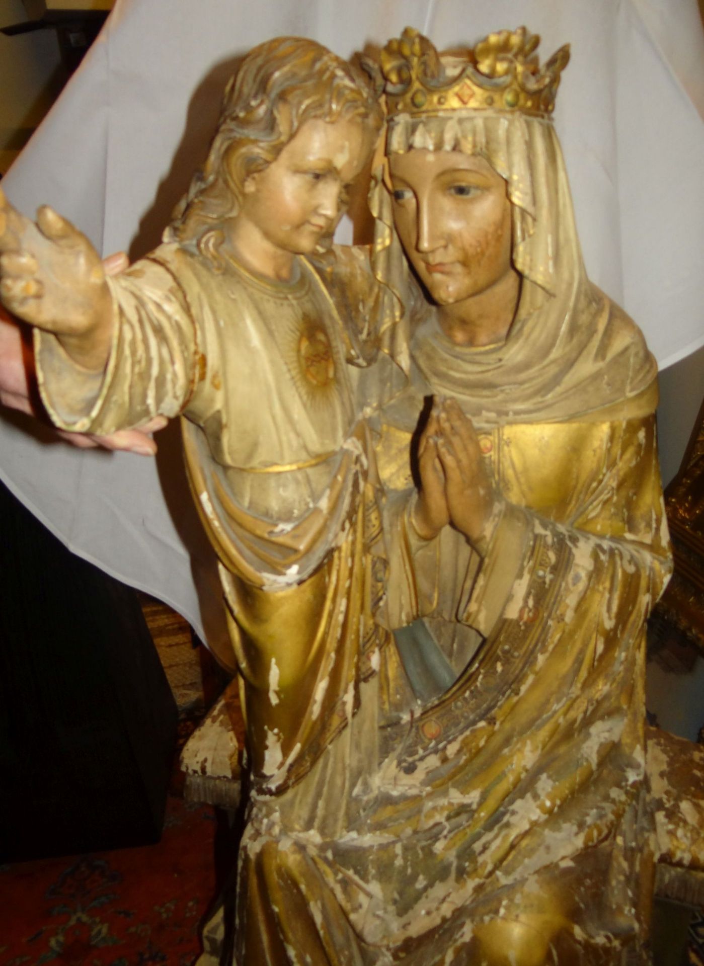 grosse sitzende Madonna mit Kind, wohl 17/18 Jhd., Holz mit Resten farbiger Fassung, H-108 cm, B- - Bild 2 aus 10