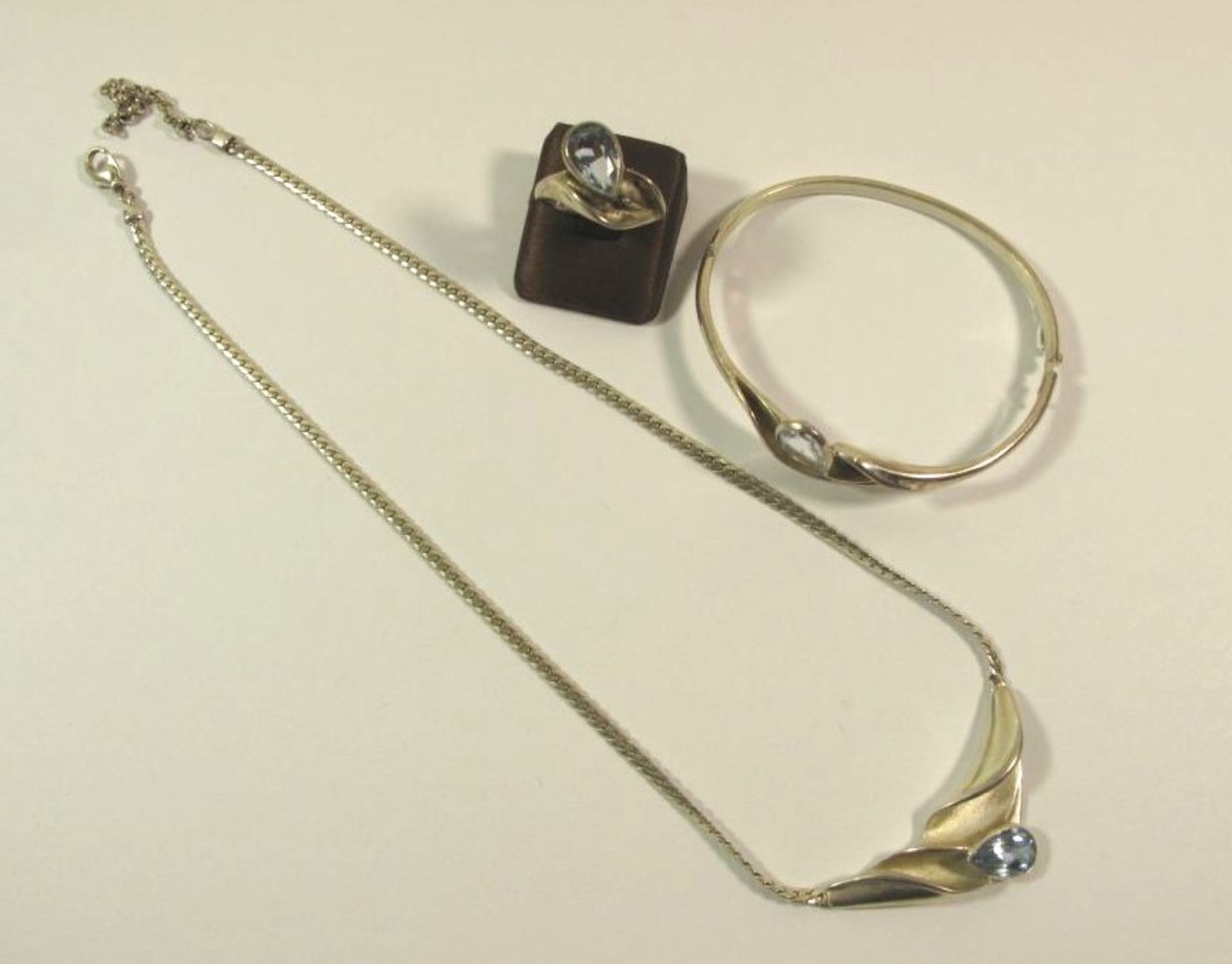 925er Silber-Set, Collier, Armband und Ring, je mit blauem facc. Stein, zus. 35,7g, RG 55, Collier