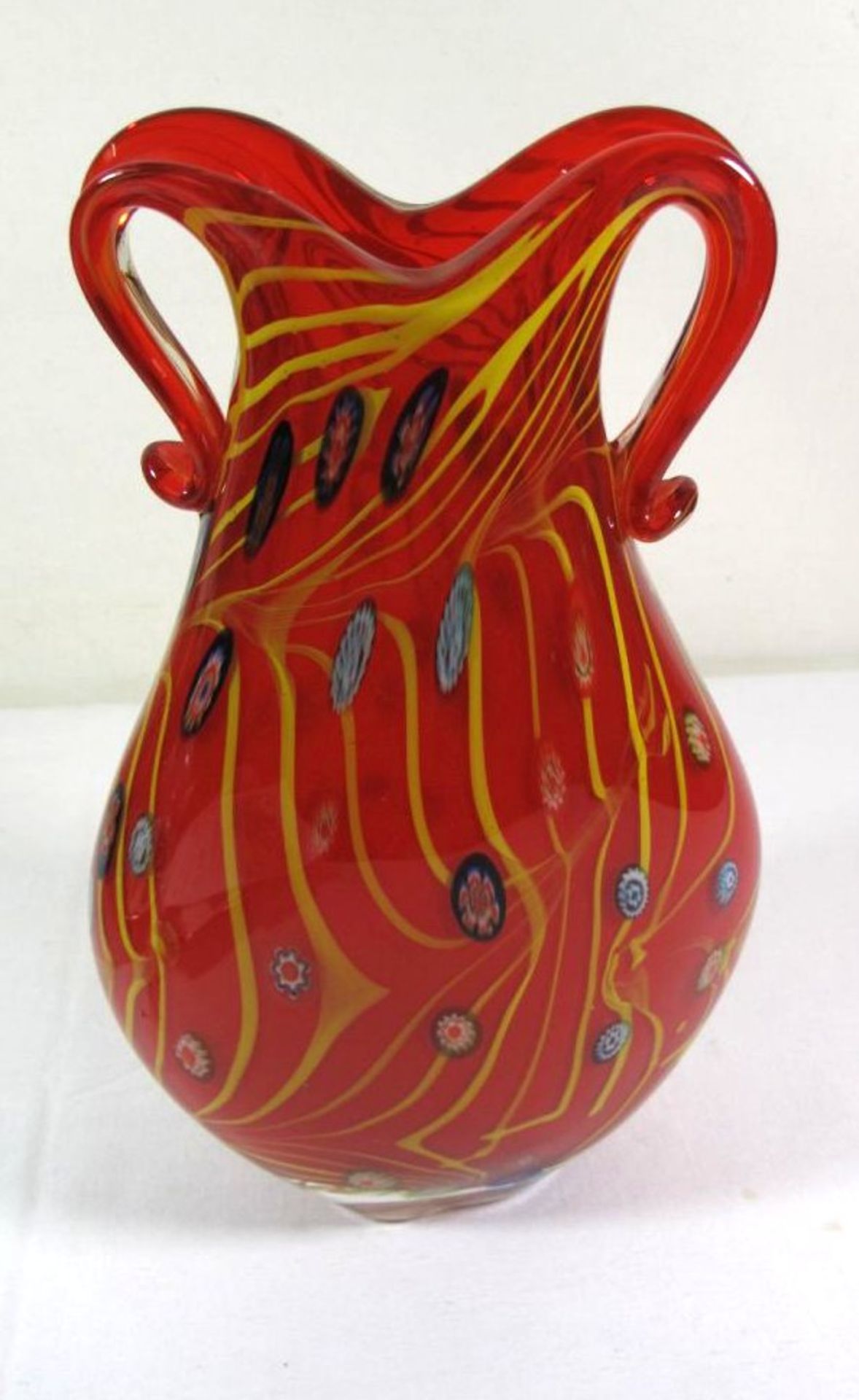 hohe Vase, wohl Murano, rotes Glas, gelbe Fadeneinschmelzugen und Murinnen, H-30cm.