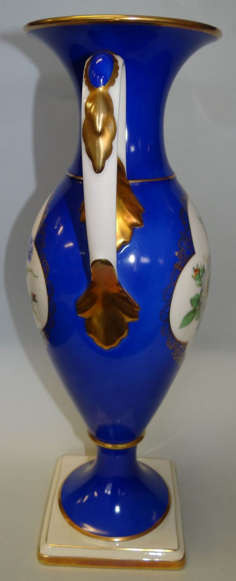 hohe blaue Henkelvase "Lindner", Blumenmalerei, Kobalt/Gold, H-38 cm - Bild 5 aus 6