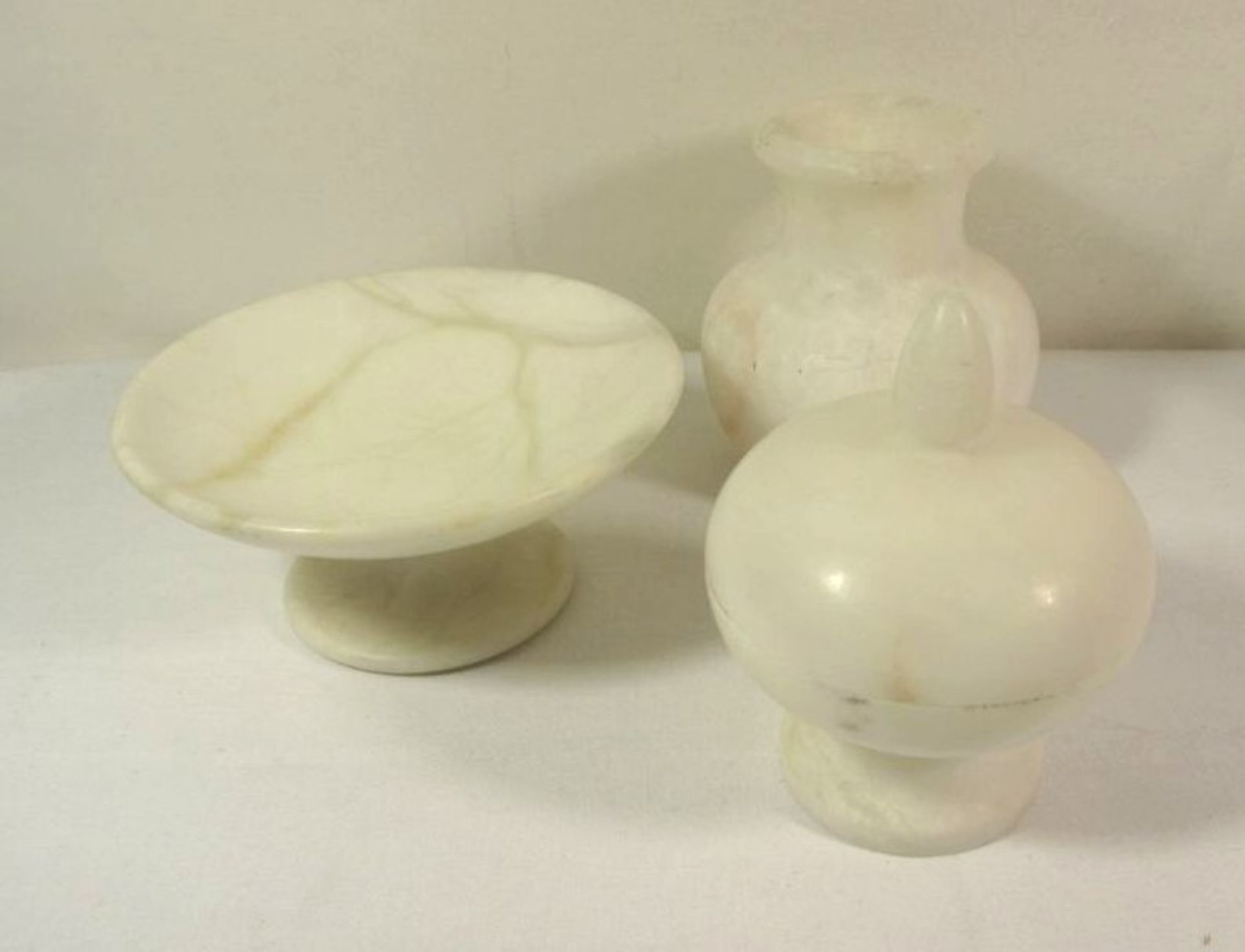 3tlg. Set, Marmorstaub, Vase, Dose und Fussschale, H-ca. 12cm.