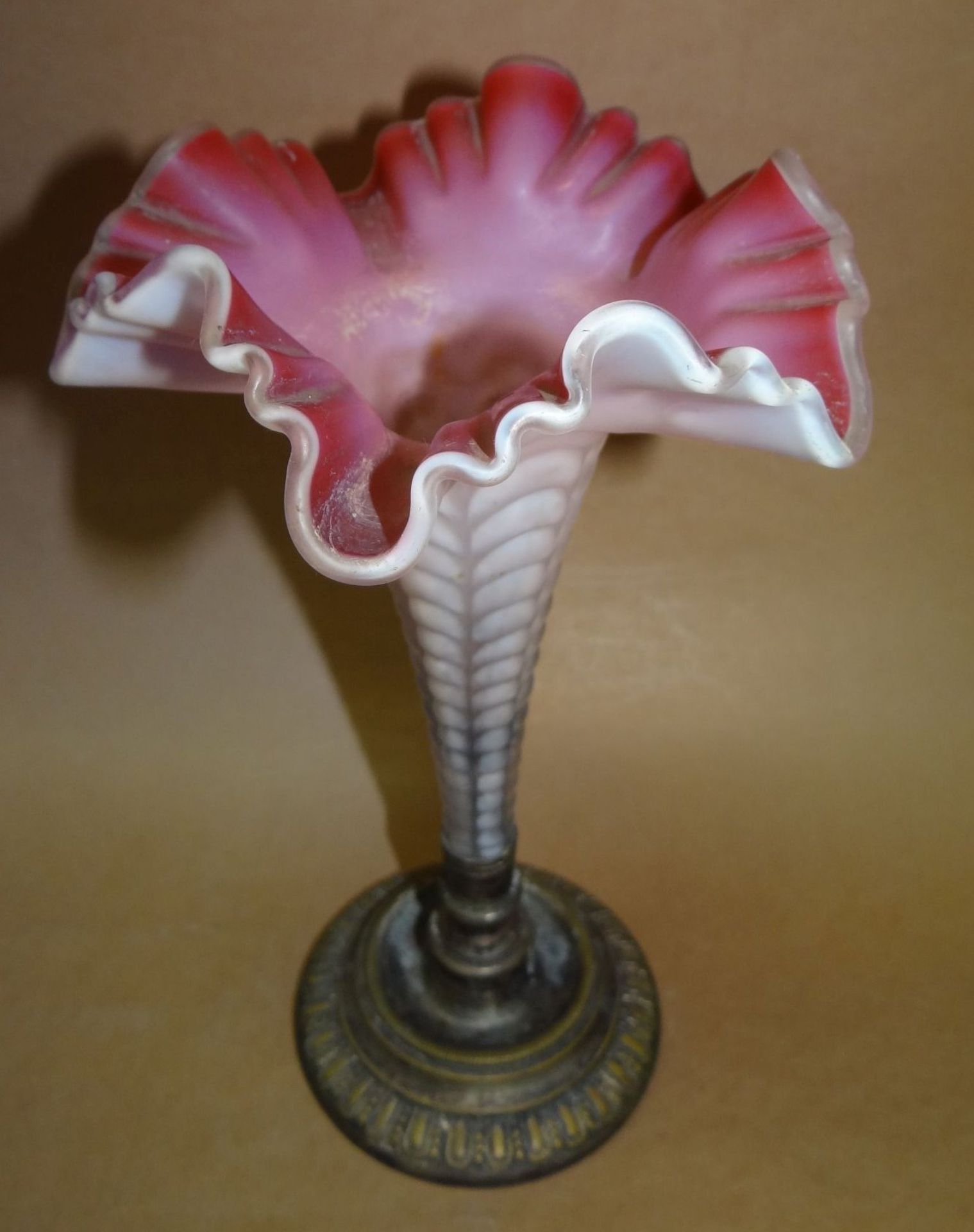 Überfang-Vase mit gefüllten Messingstand, weiss/rot, H-20 cm, 19.J - Bild 5 aus 5