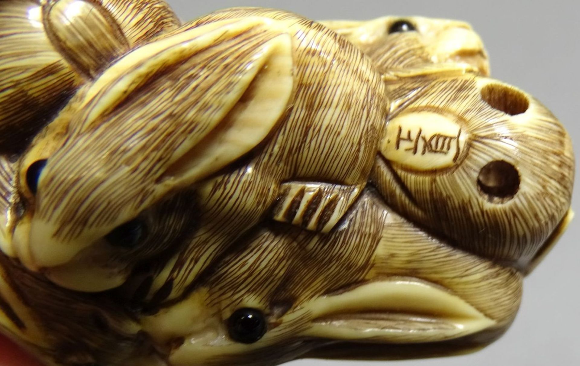 Netsuke, viele Hasen, Elfenbeinschnitzerei signiert, 19.Jhd, L-4,2 cm - Bild 7 aus 7