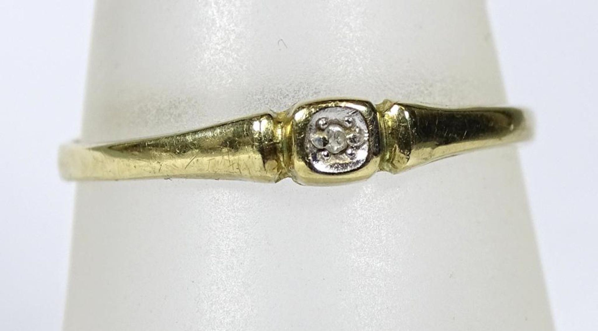 Goldring mit kl.Brillant 0,005ct.,0,57gr.,Schiene leicht verbogen, RG 55