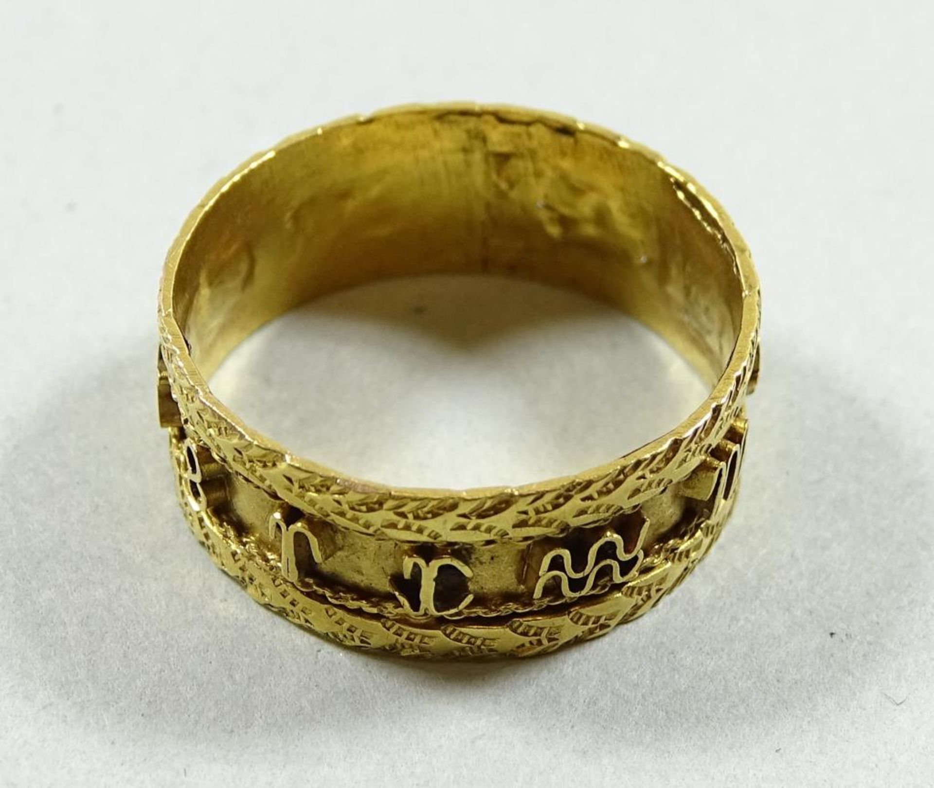 Antiker Goldring um 20ct., umlaufend mit Schriftzeichen,wohl sehr alt, RG 59, b-9mm, 2,89gr. - Bild 5 aus 9