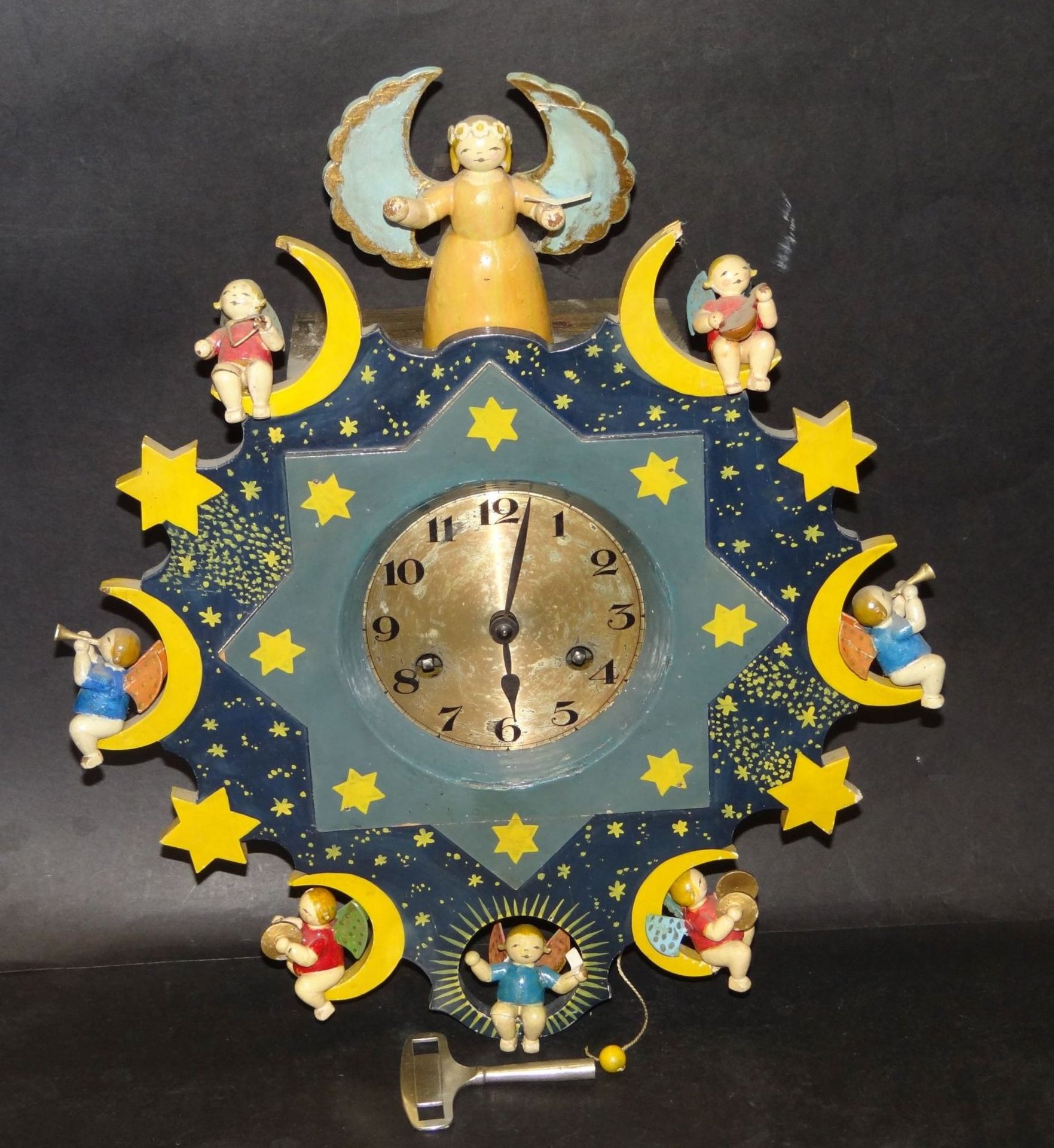 Wanduhr mit Erzgebirge-Engeln mit Mondsicheln, 2 Melodien-Spielwerk, 1936, einige Figuren mit