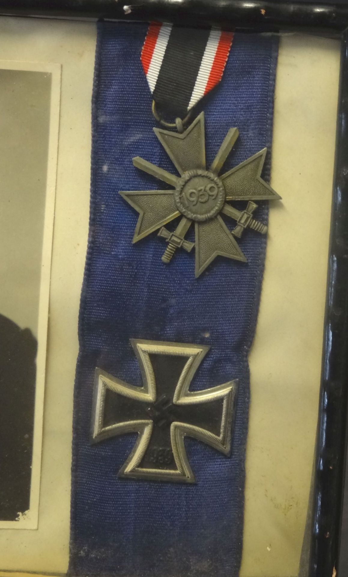 kl. Schaukasten mit 4 Orden und Foto des Trägers, alles 2.WK, Eisernes Kreuz I+II, KVK mit - Bild 3 aus 5