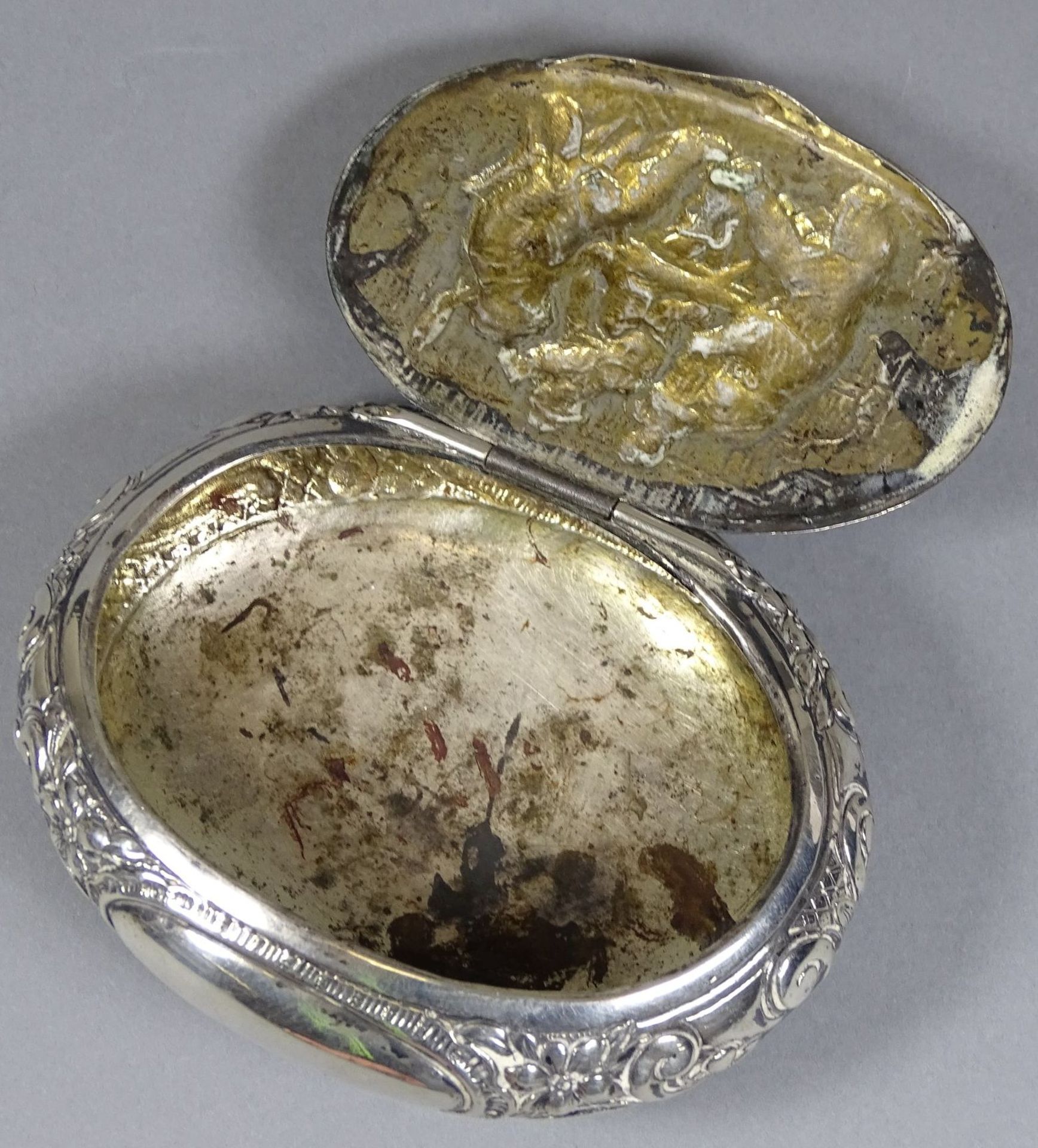 ovale Tabaksdose, Deckel mit Wirtshausszene, Silber geprüft, abgeschliffene Punzen, H-3 cm, 10x7,5 - Bild 4 aus 6