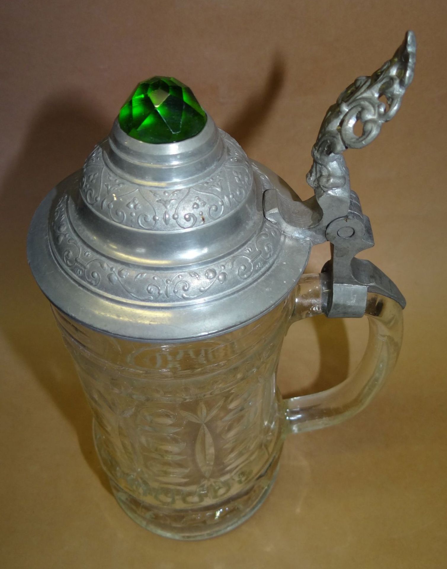 Bierkrug mit Zinndeckel, grüner Glasstein, H-22 cm, - Bild 2 aus 4