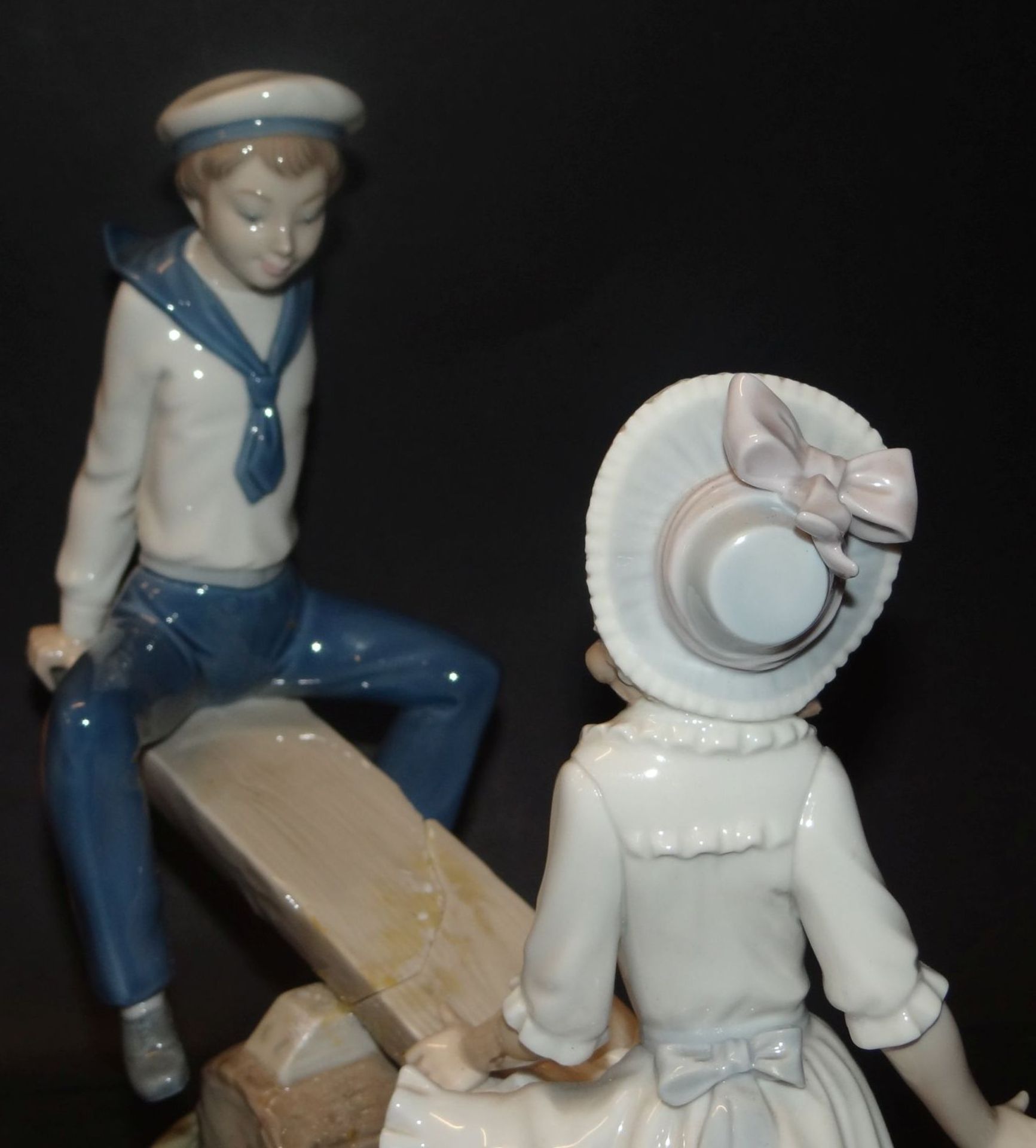 grosse Porzellanfigur "Lladro" Kinder auf der Schaukel, mittig schlecht geklebt, 2 Finger fehlen, - Bild 3 aus 8