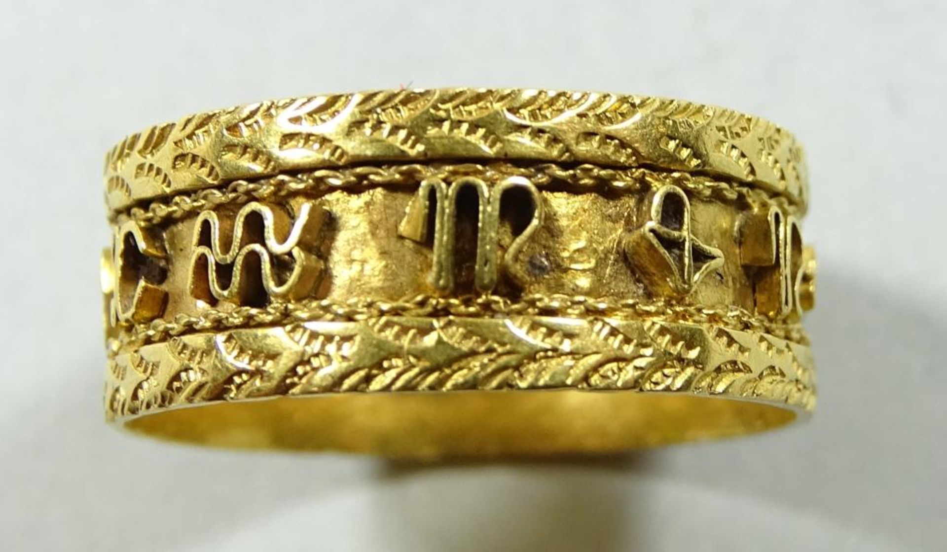 Antiker Goldring um 20ct., umlaufend mit Schriftzeichen,wohl sehr alt, RG 59, b-9mm, 2,89gr. - Bild 7 aus 9