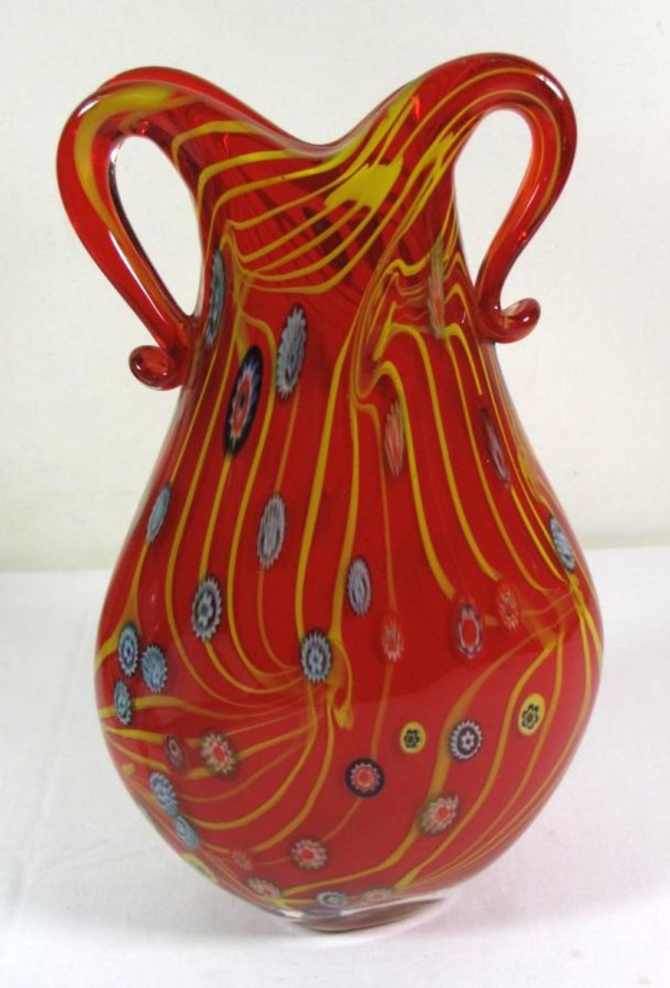 hohe Vase, wohl Murano, rotes Glas, gelbe Fadeneinschmelzugen und Murinnen, H-30cm. - Bild 2 aus 2
