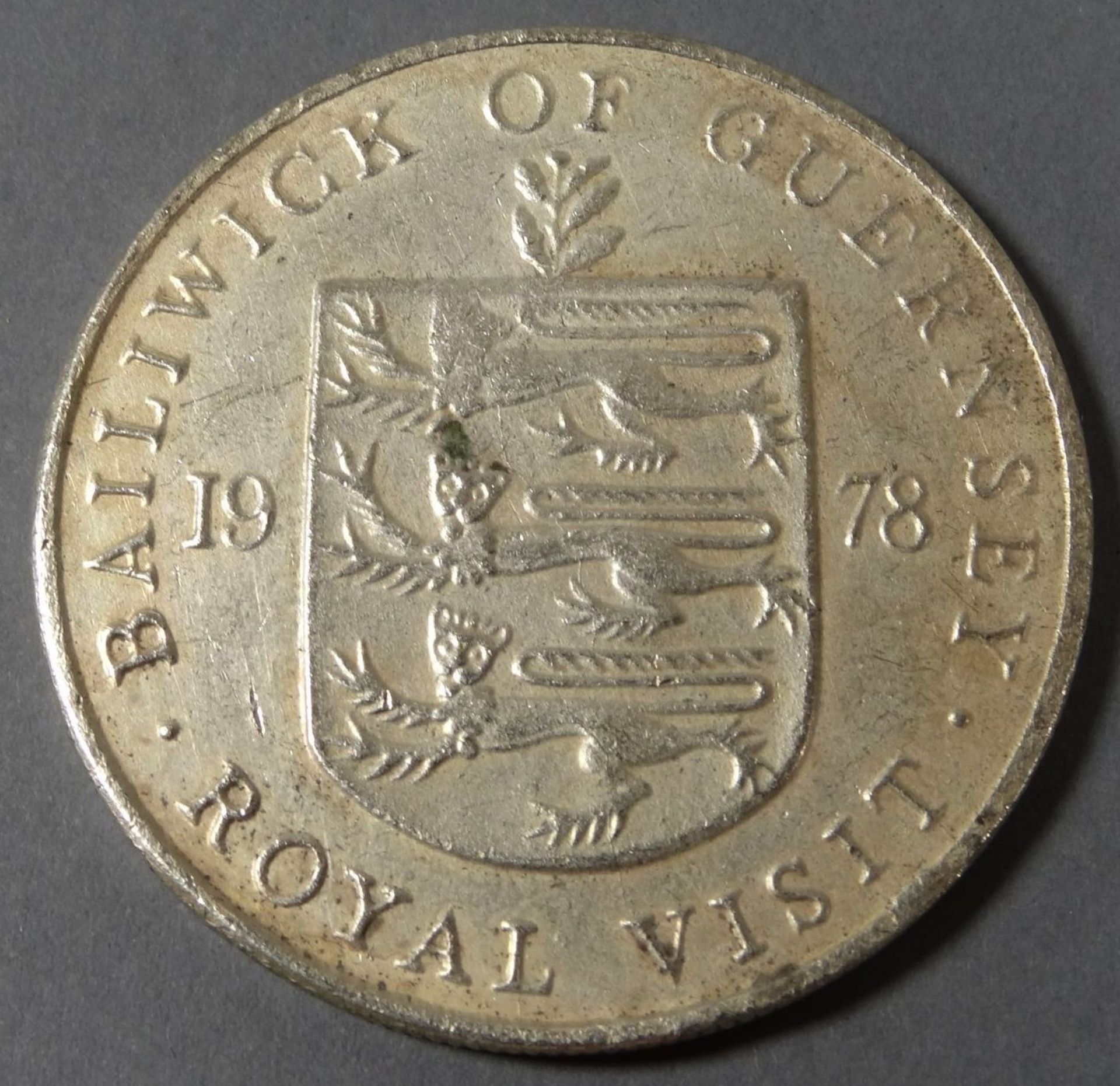 1978-Bailiwick-of-Guernsey-25-Pence-Royal-Visit-Münze, Gebrauchsspuren