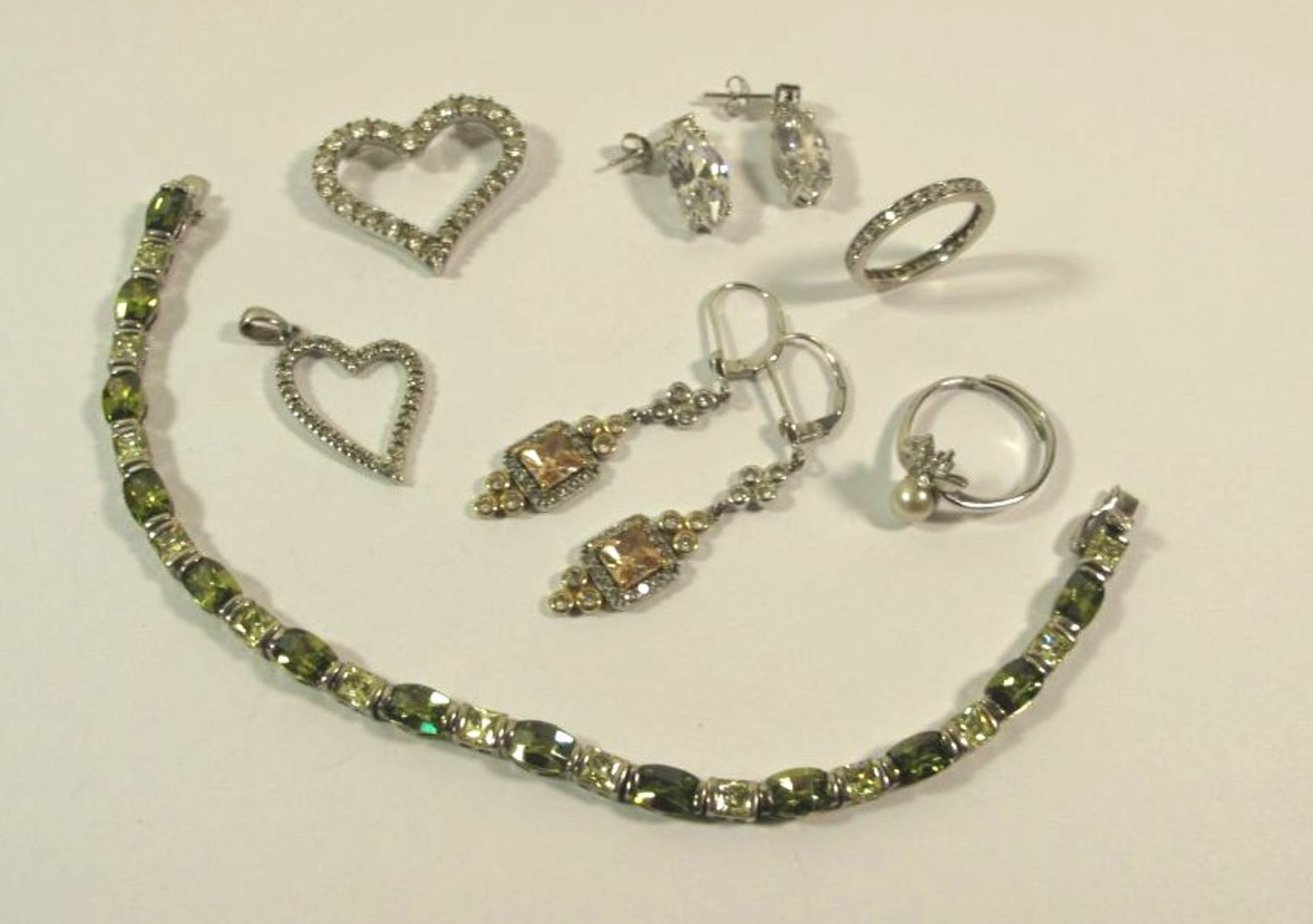 Konvolut div. Silberschmuck, zus. ca. 40g, Armband, 2x Ohrschmuck, 2x Ringe und 2x herzförmige