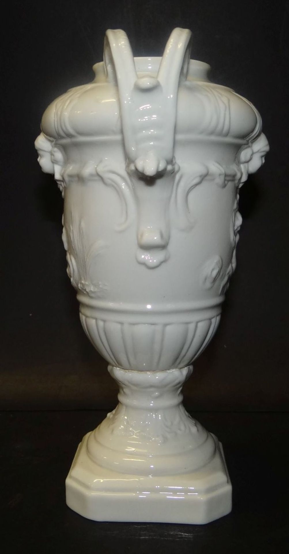 Henkelvase auf Podest, "Fürstenberg" 19. Jhd., weiss, mit Putti-Relief, H-18 c - Bild 2 aus 7