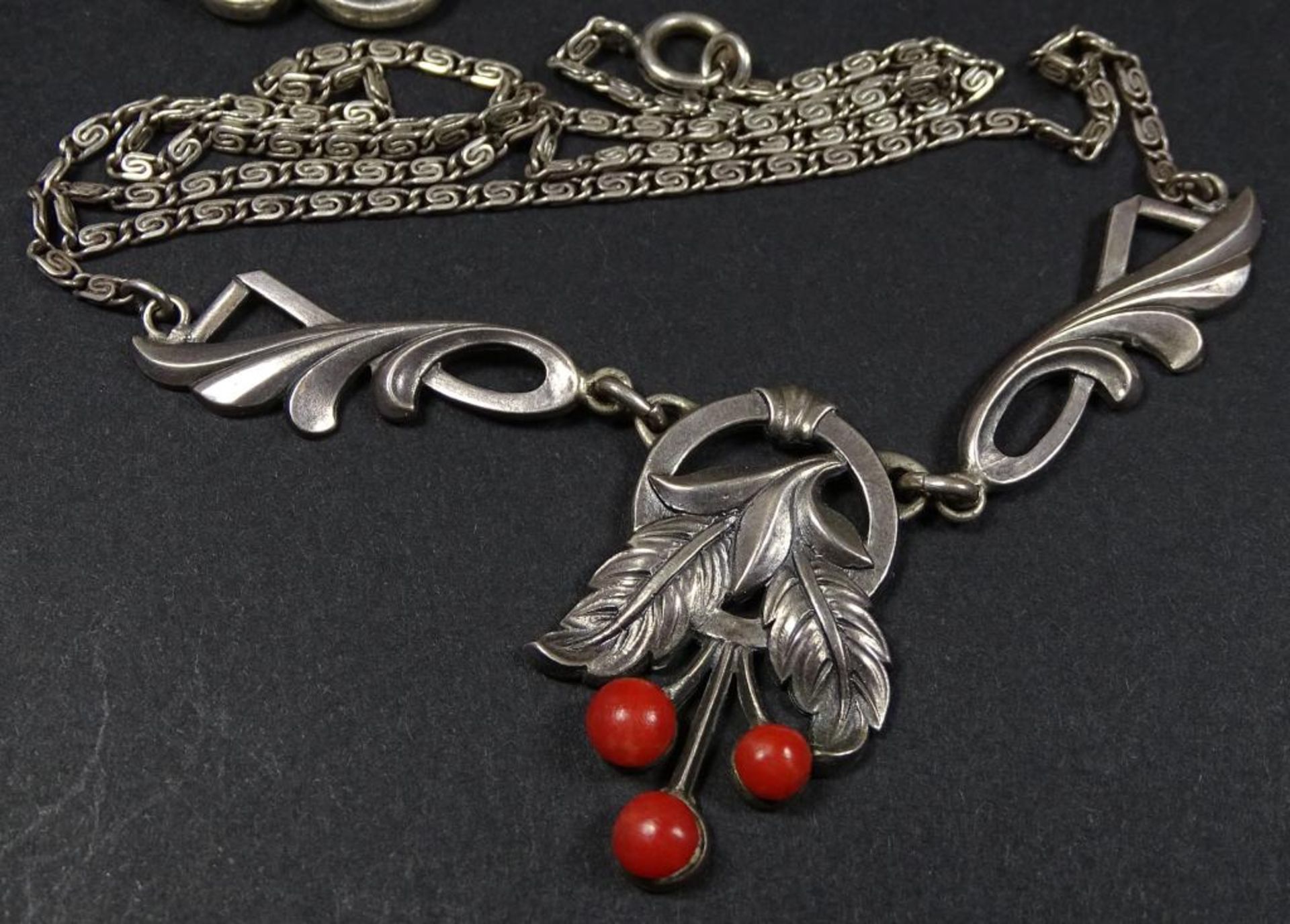 Konvolut Korallen Schmuck,Silber,ges.gew.47,7gr., Anhänger d- 43mm, RG 50, Collier L- 37c - Bild 4 aus 7