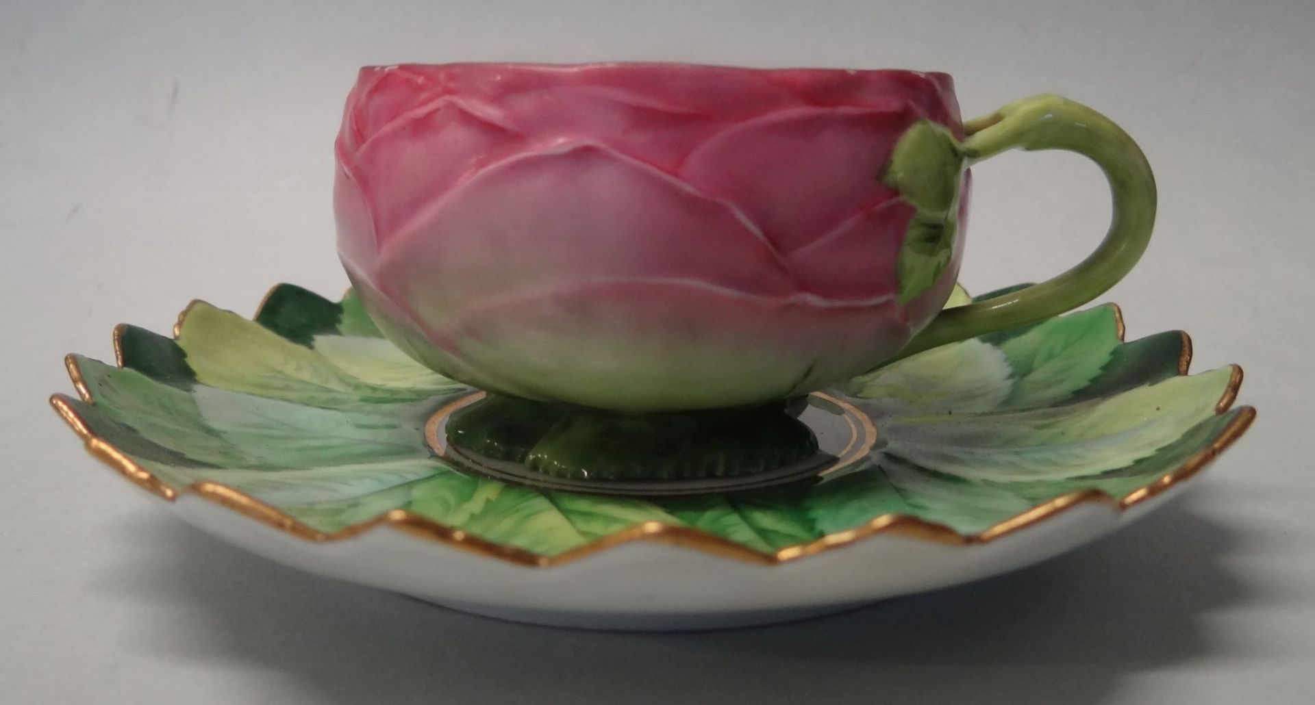 Jugendstil-Teetasse mit U.T., Karlsbad, Blattdekor, am Stand Rand minimalster Abplatzer,