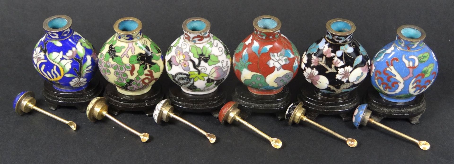 Schachtel mit 6 Emaille-Snuffbottles mit Holzstand, China, neuwertig, H-mit Stand 6,5 cm - Bild 7 aus 7