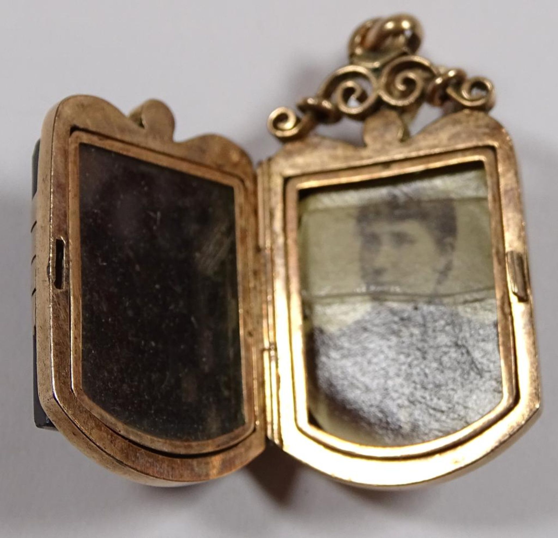 Anhänger,Gold um 14K,Fotomedaillon,Römerkopf auf schwarze Platte,ein Glas beschädigt,L- 4,5cm, 11,8 - Bild 3 aus 3