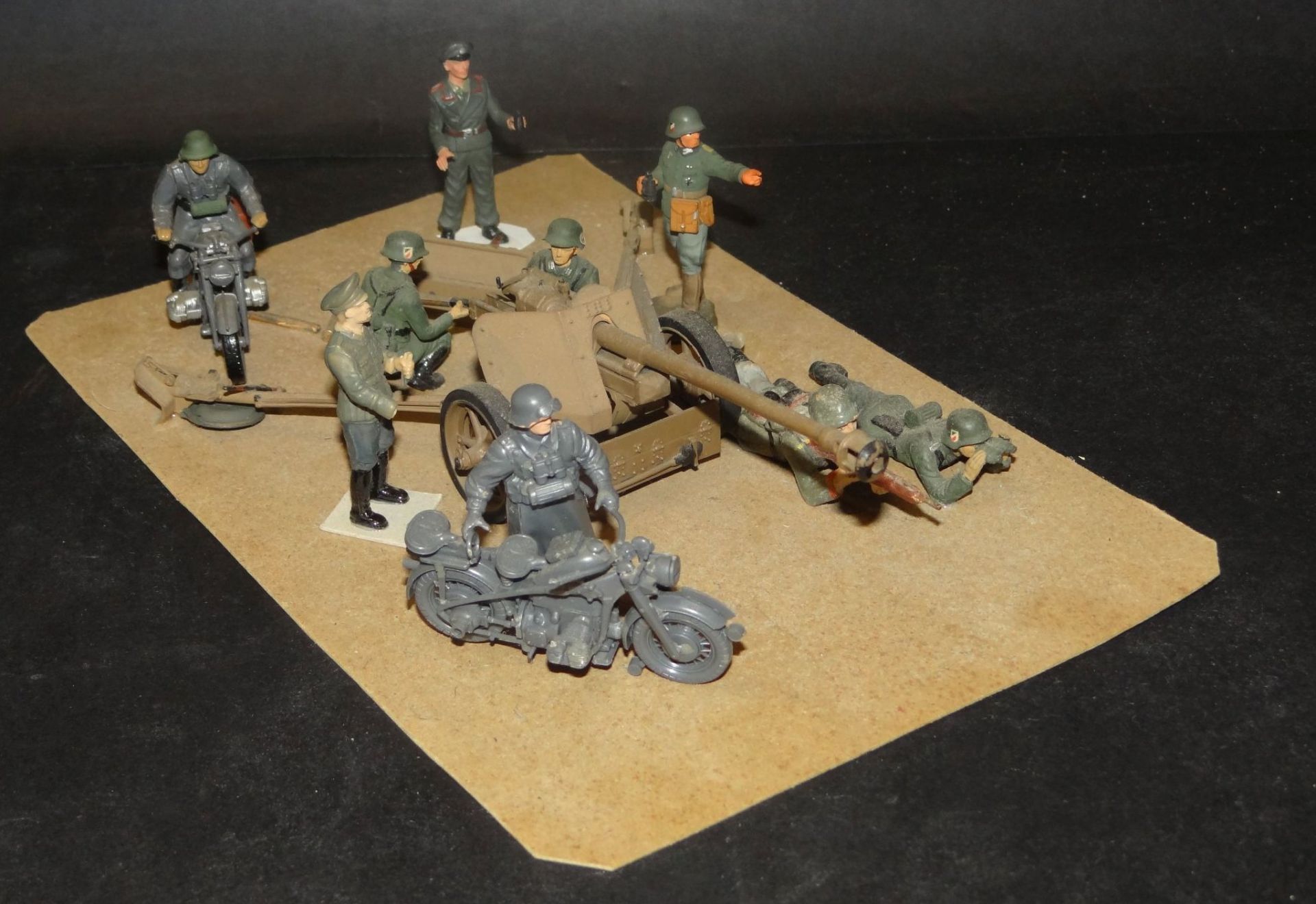 2x Geschütze mit Soldatenfiguren, Motorräder etc. grossteils Kunststoff, einige Elastolin, 2.WK, H- - Bild 4 aus 7