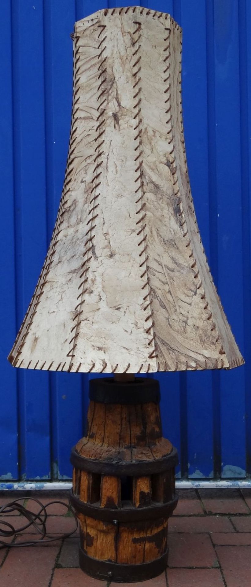 Standlampe aus Radnabe mit Pergament-Schirm, H-110 cm - Bild 3 aus 5