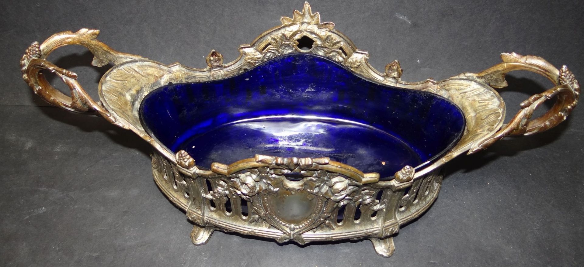 gr. Metall Jardiniere mit blauen Glaseinsatz um 1900, H-16 cm, 40x16 cm, ungepflegt - Bild 2 aus 4