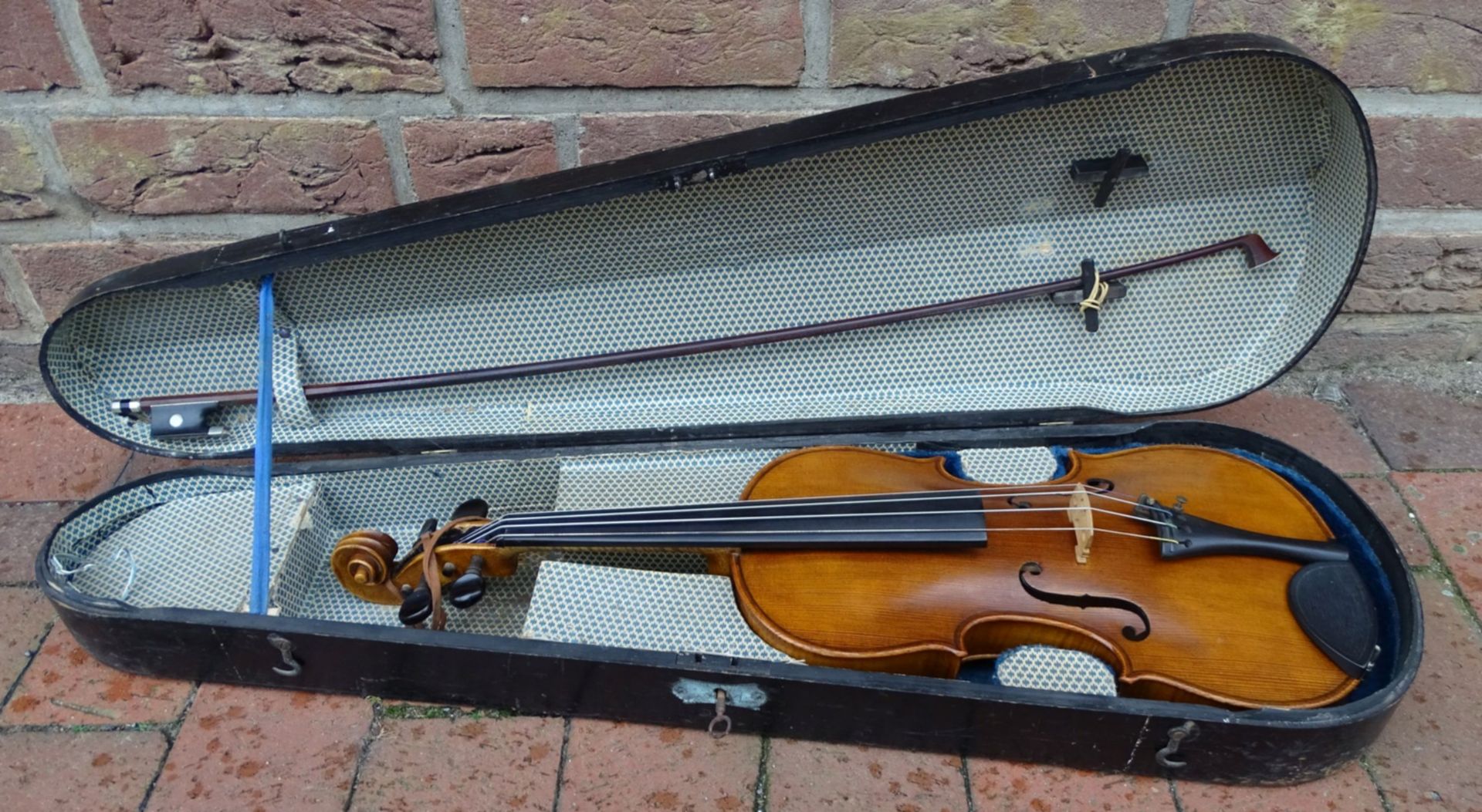 alte Geige mit Bogen in Holz-Geigenkasten, guter Zustand, L-60 cm