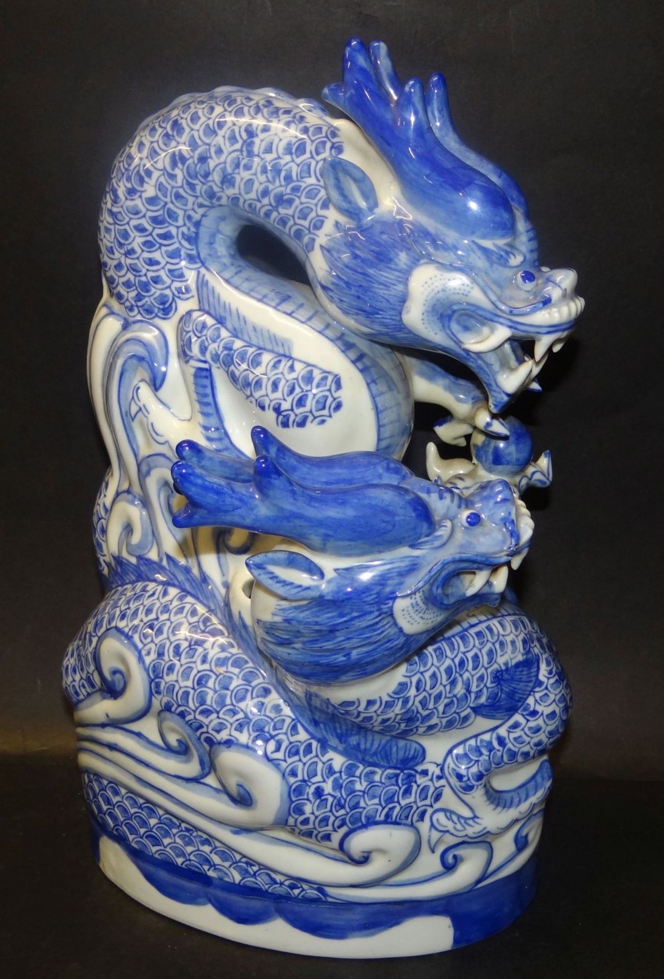 grosser China-Drache mit Kugel, Blaumalerei, H-35 cm, kl. Abplatzer seitlich