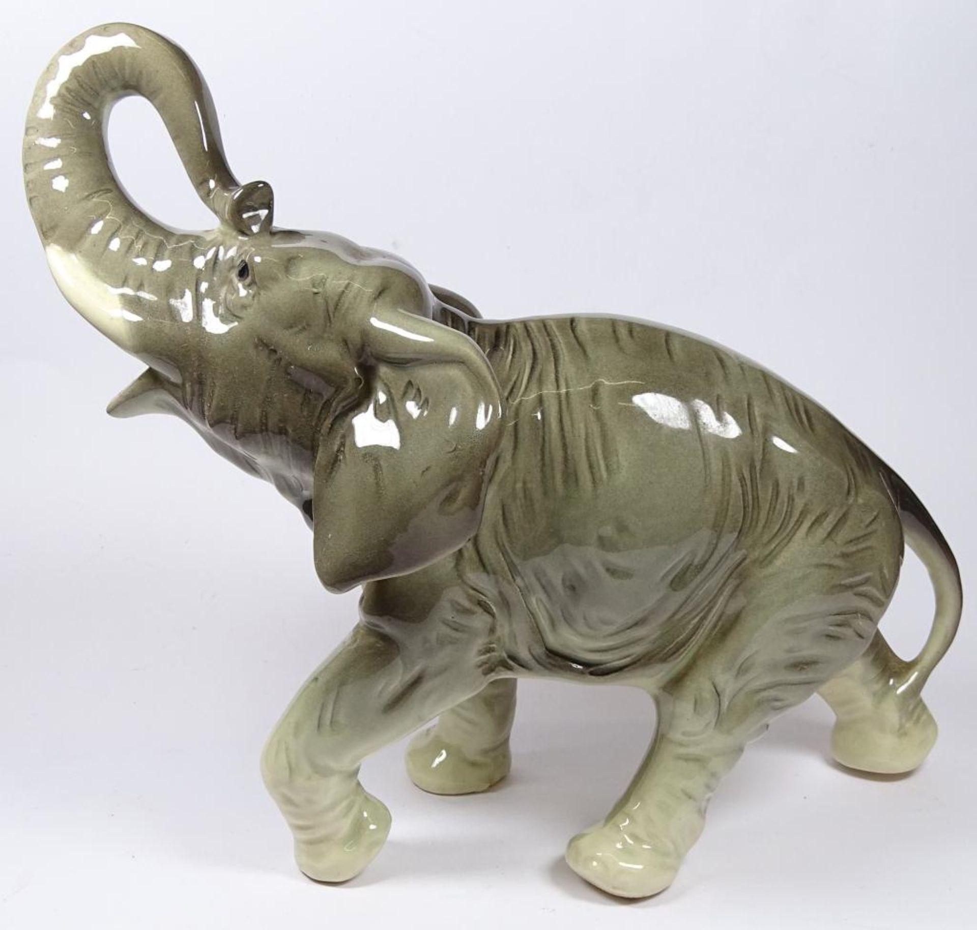 grosser Elefant mit erhobenen Rüssel, gut erhalten, H-21 cm, L-28 c
