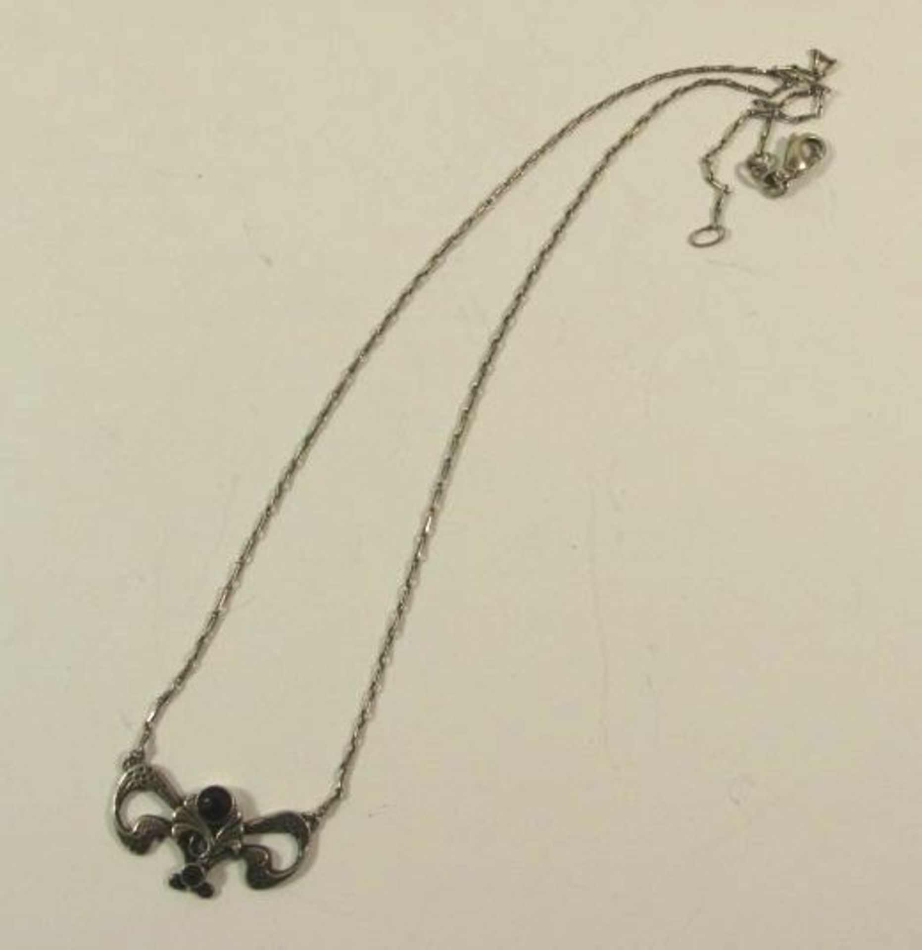 Jugendstil-Collier, 835er Silber, Granatbesatz, 3,5g, L-39cm.