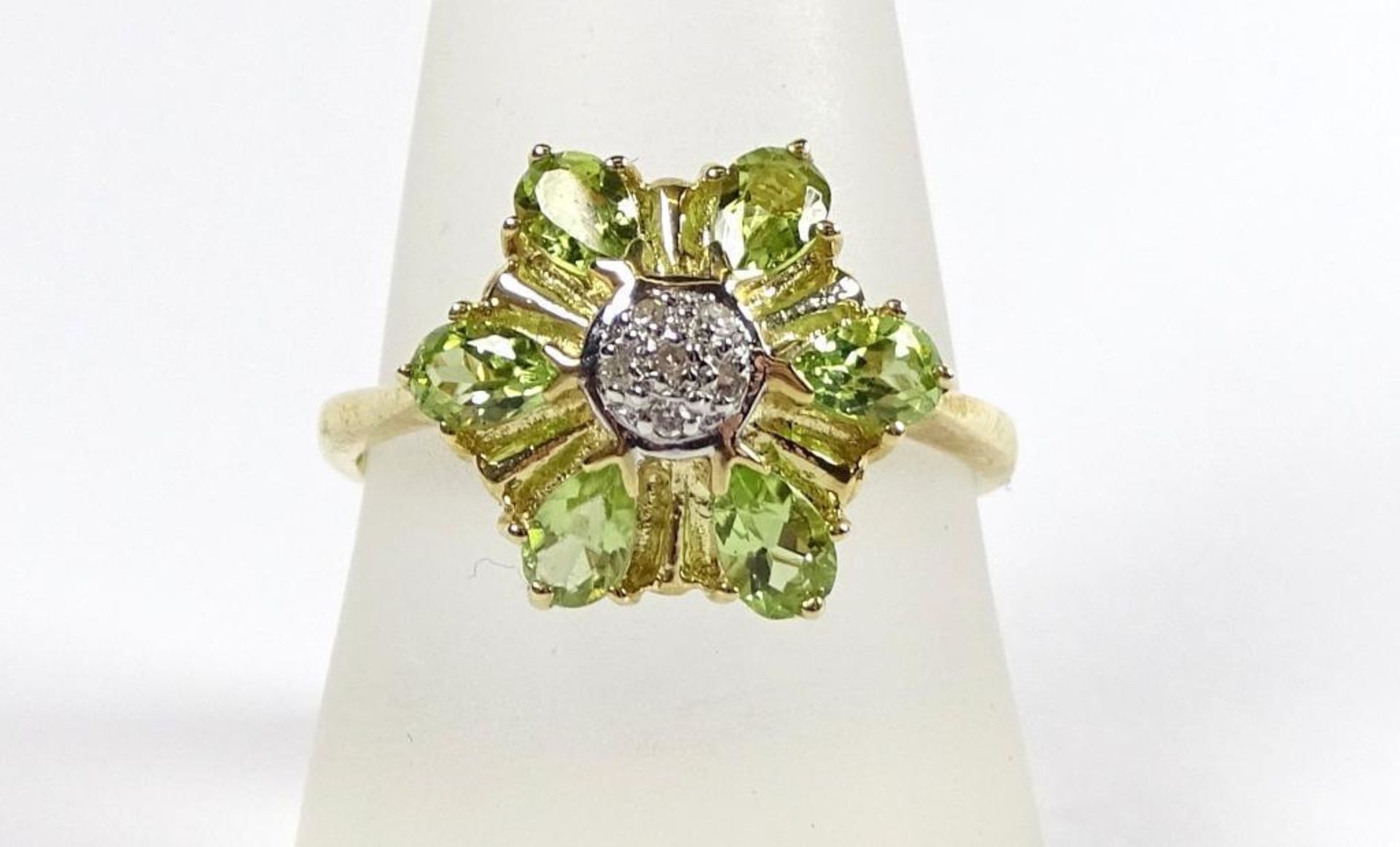 Goldring 375/000 mit Peridot und Diamanten, 3,8gr.,RG 59 Juweliersauflösung-Ungetragene Ware /