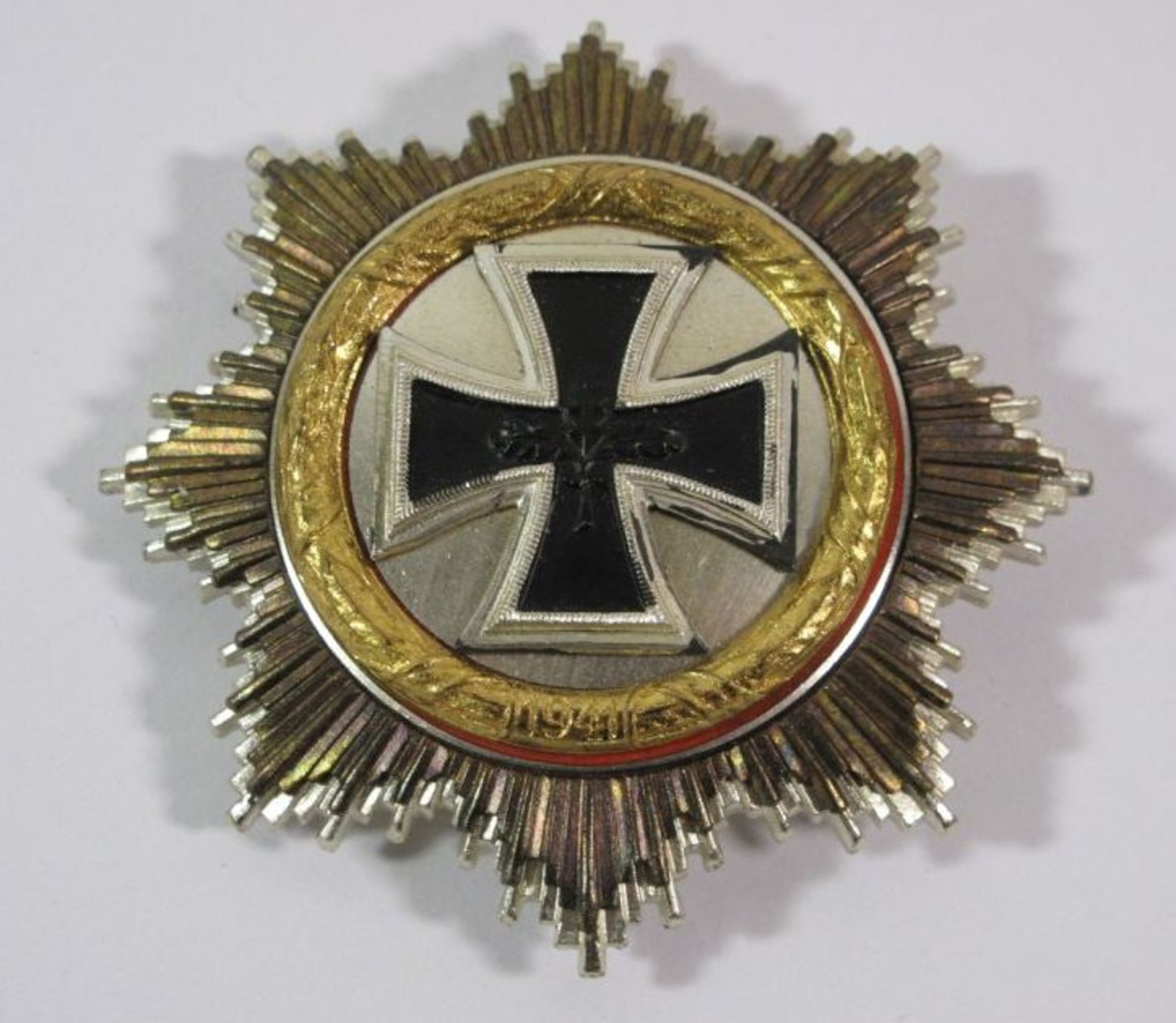 Deutsches Kreuz in Gold, 1941, in der 1957er Trageweise, ca. D-6,5cm.