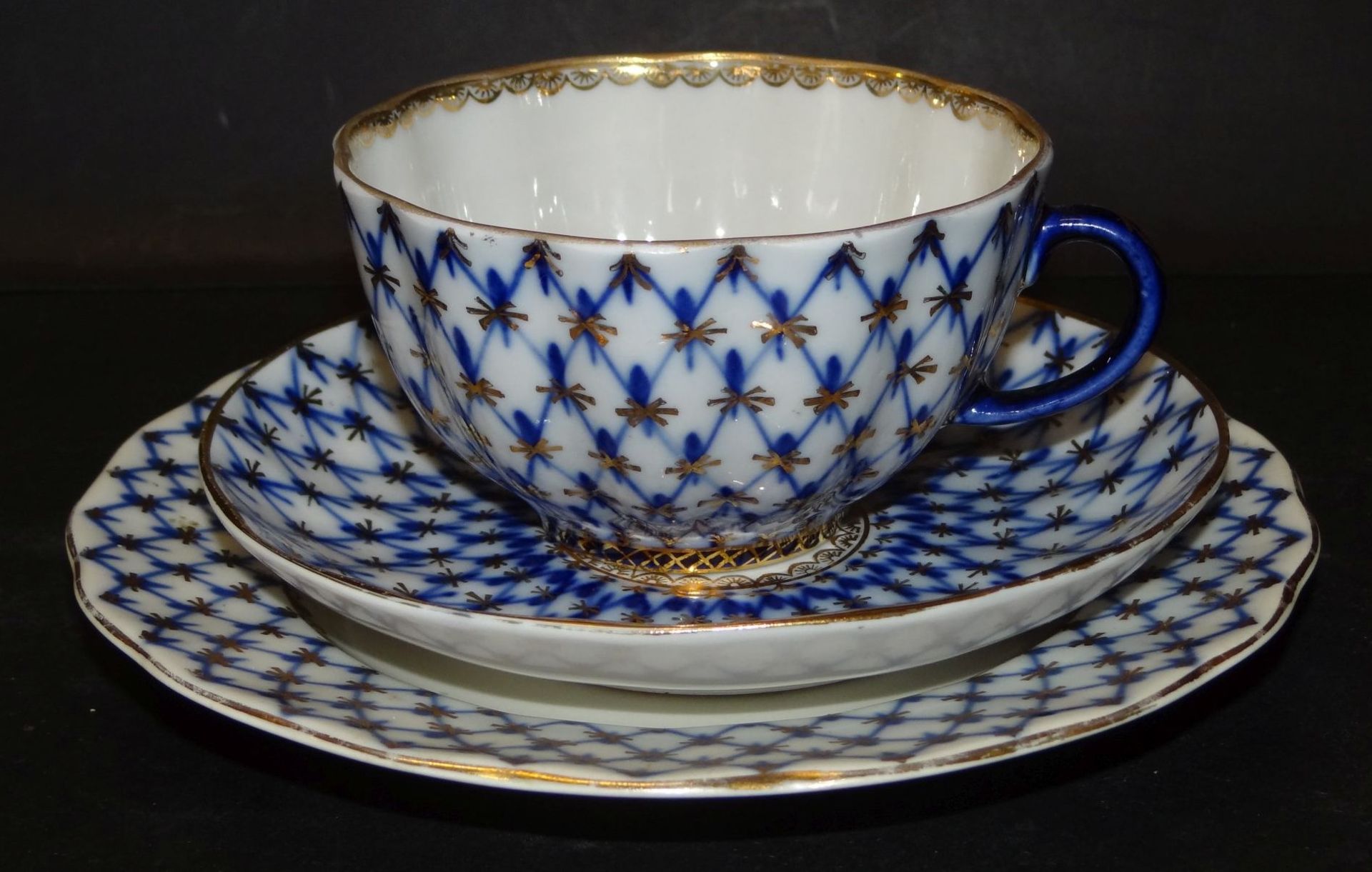 komplettes Gedeck mit grosser Tasse, blaues Netzmuster mit Gold, Lomonossow