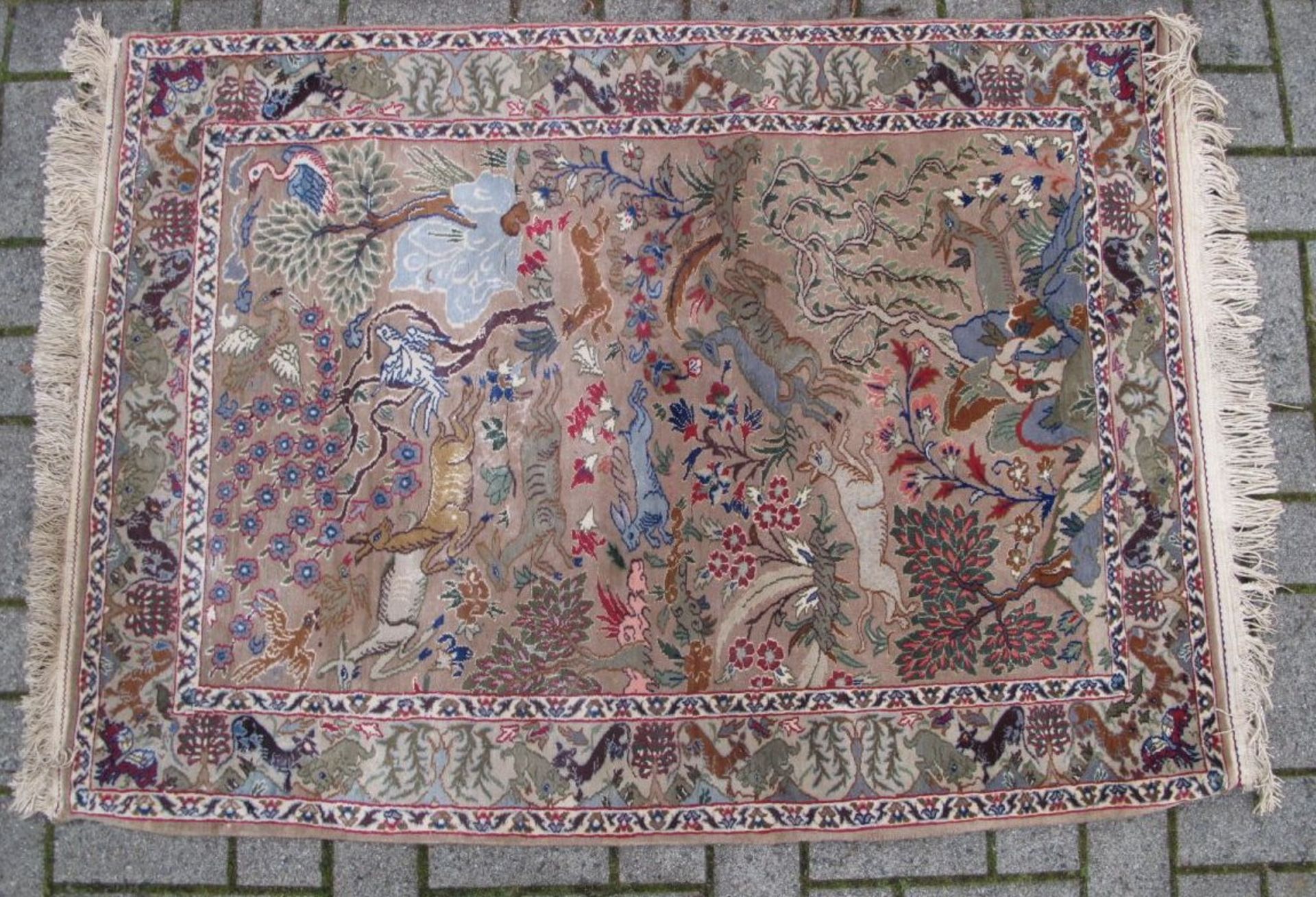 kl. Orient-Teppich mit Wilddarstellungen, 130x95 cm
