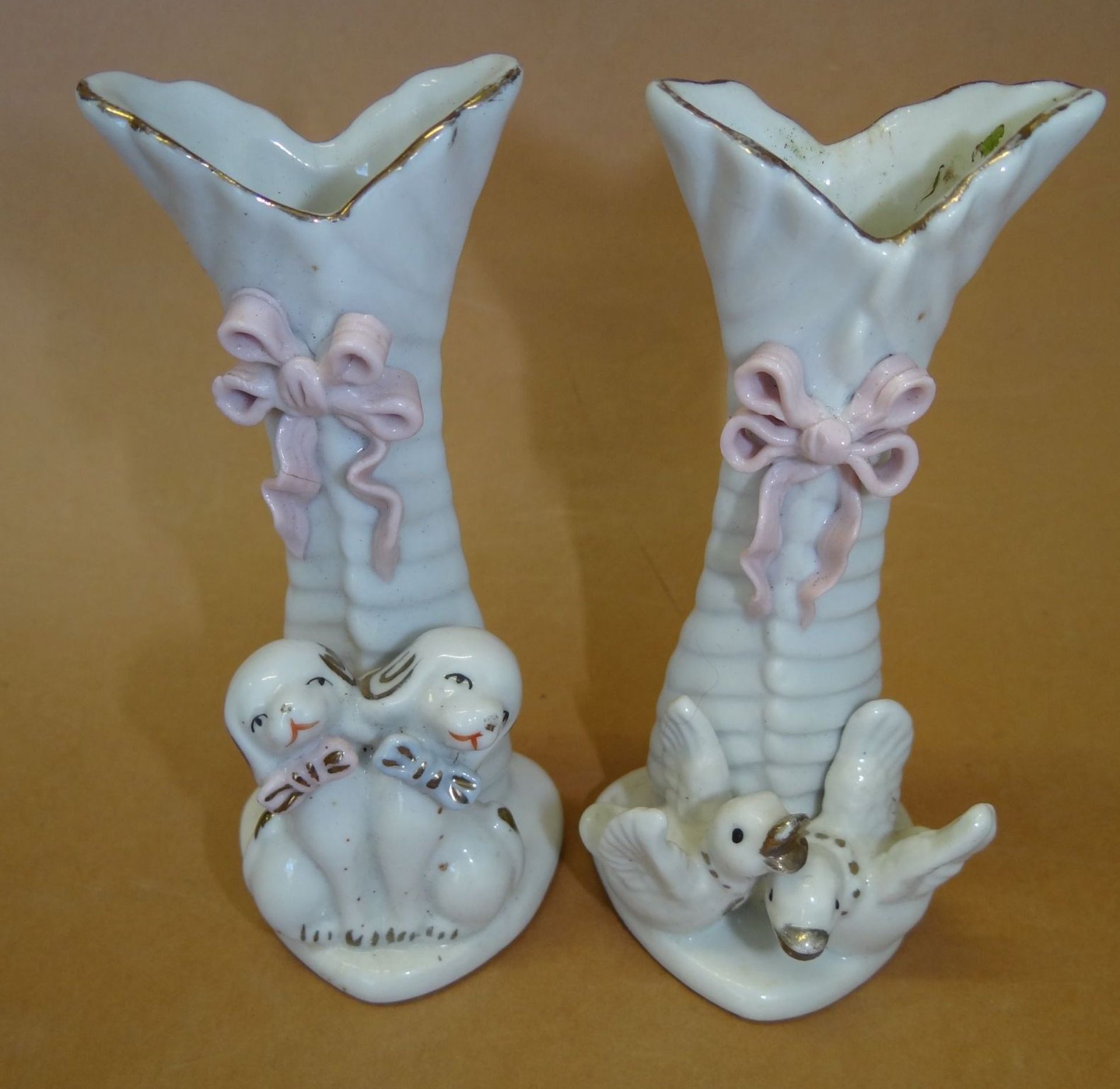 Paar kl. Nippes-Vasen mit Enten und Hunden, H-11 cm - Bild 4 aus 5